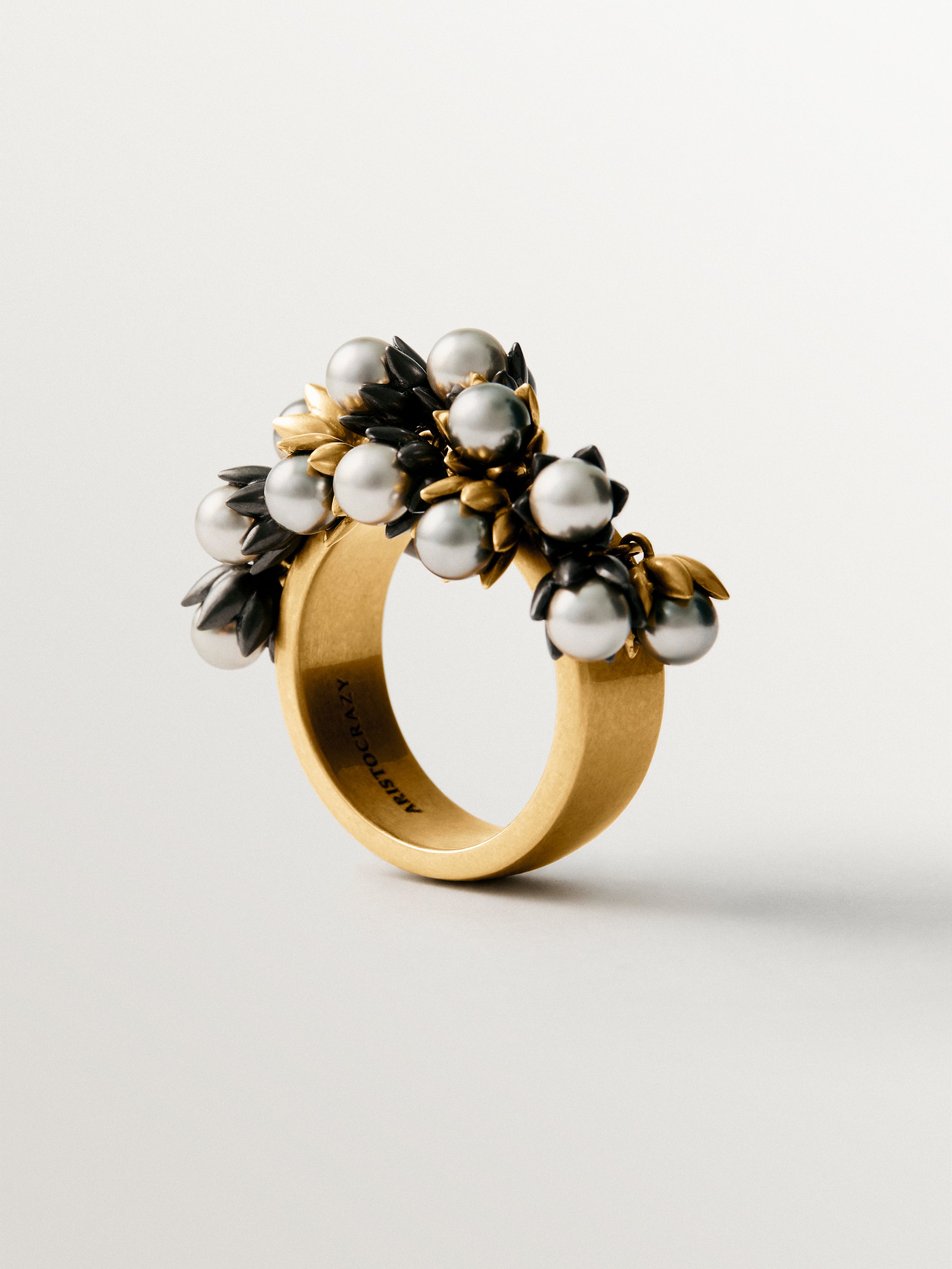 Anillo bañado en oro amarillo de 18K con acabado gunmetal, perlas grises y motivos florales