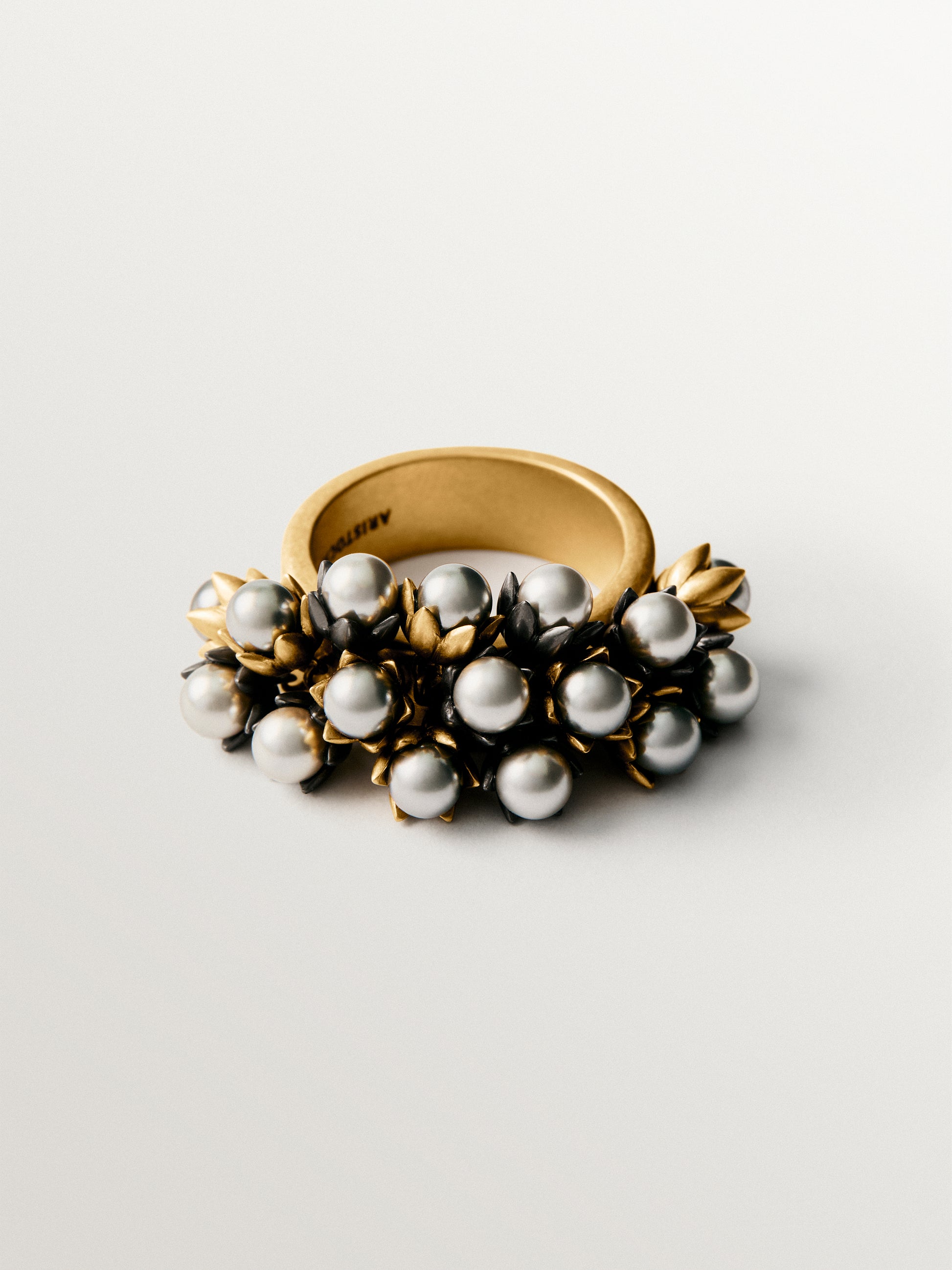 Anillo bañado en oro amarillo de 18K con acabado gunmetal, perlas grises y motivos florales