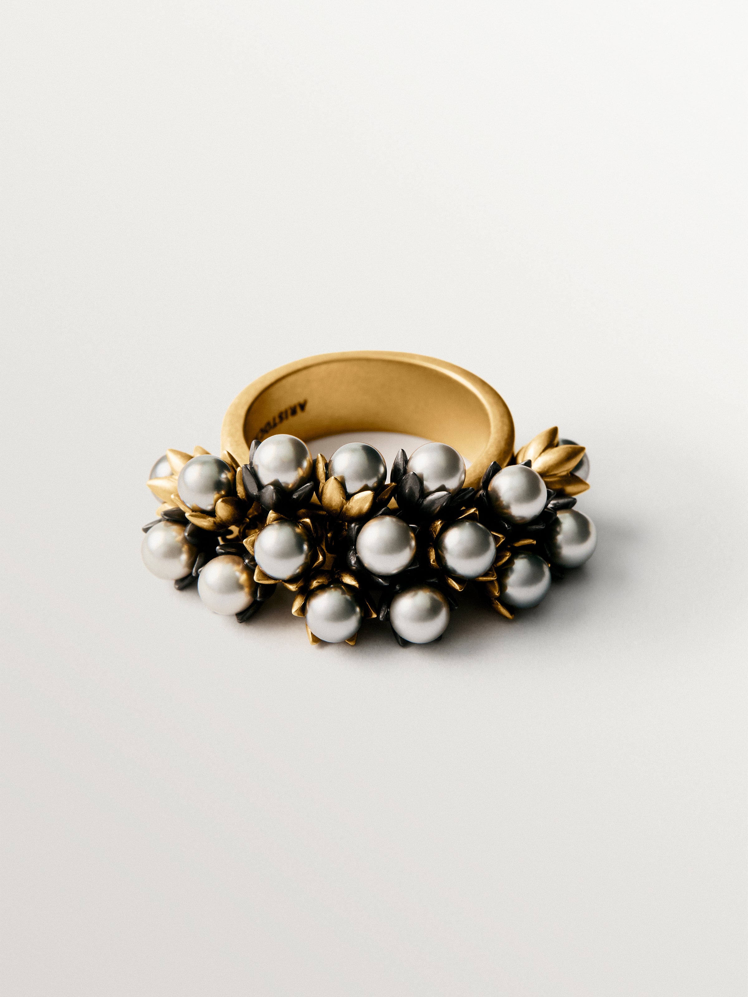 Anillo bañado en oro amarillo de 18K con acabado gunmetal, perlas grises y motivos florales