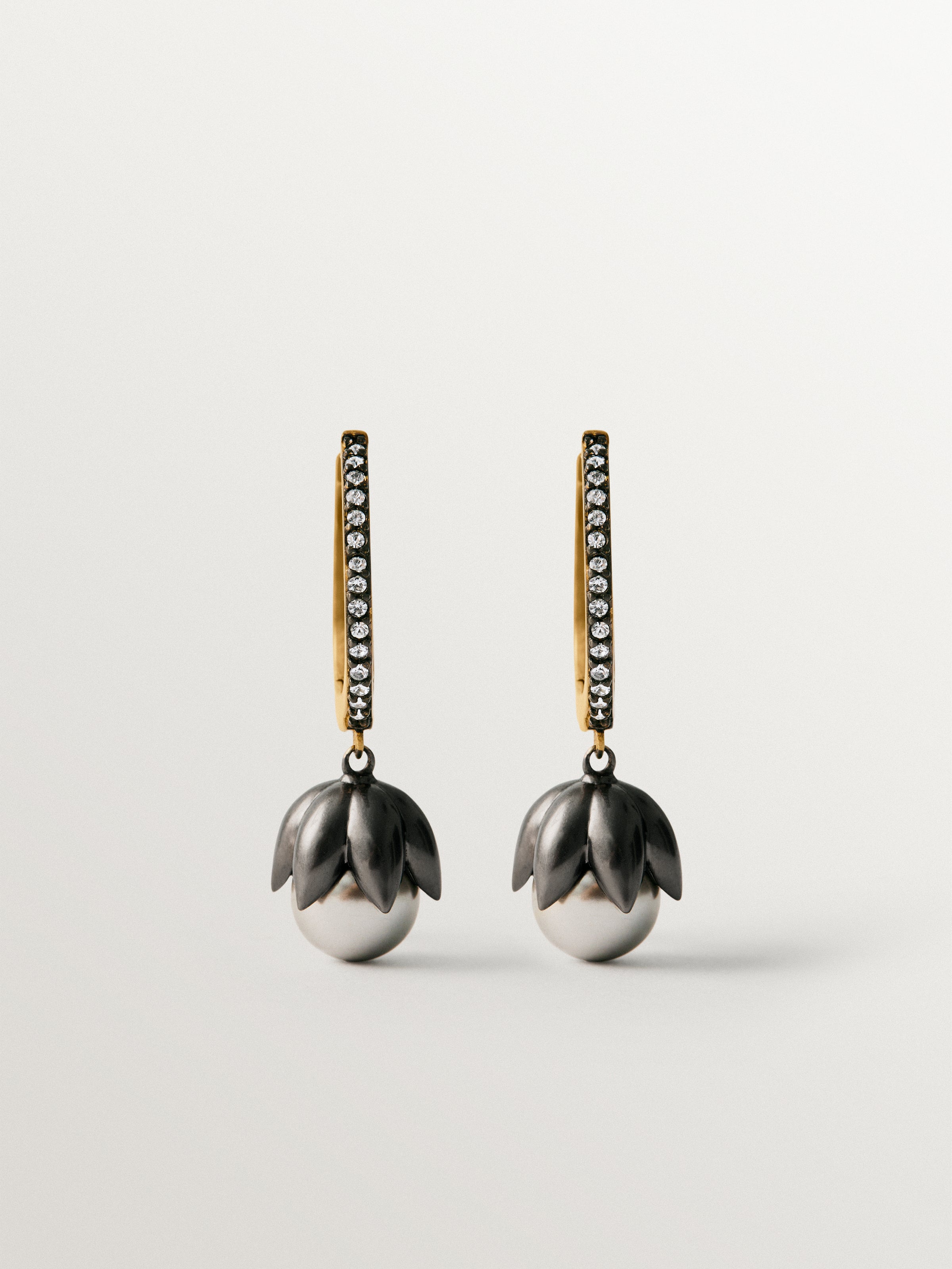 Pendientes bicolor de aro bañados en oro amarillo con acabado gunmetal, perlas grises, cristales y forma de flor