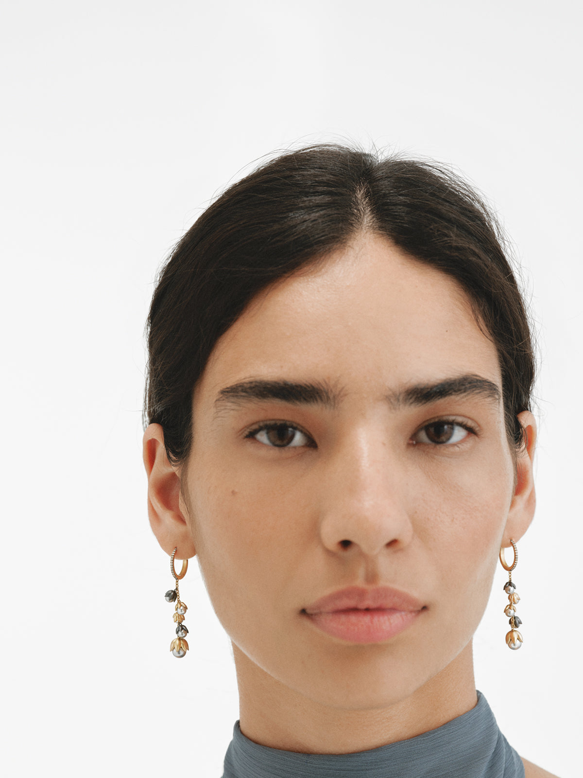 Pendientes bicolor bañados en oro amarillo con acabado gunmetal, perlas grises, cristales y forma de flor