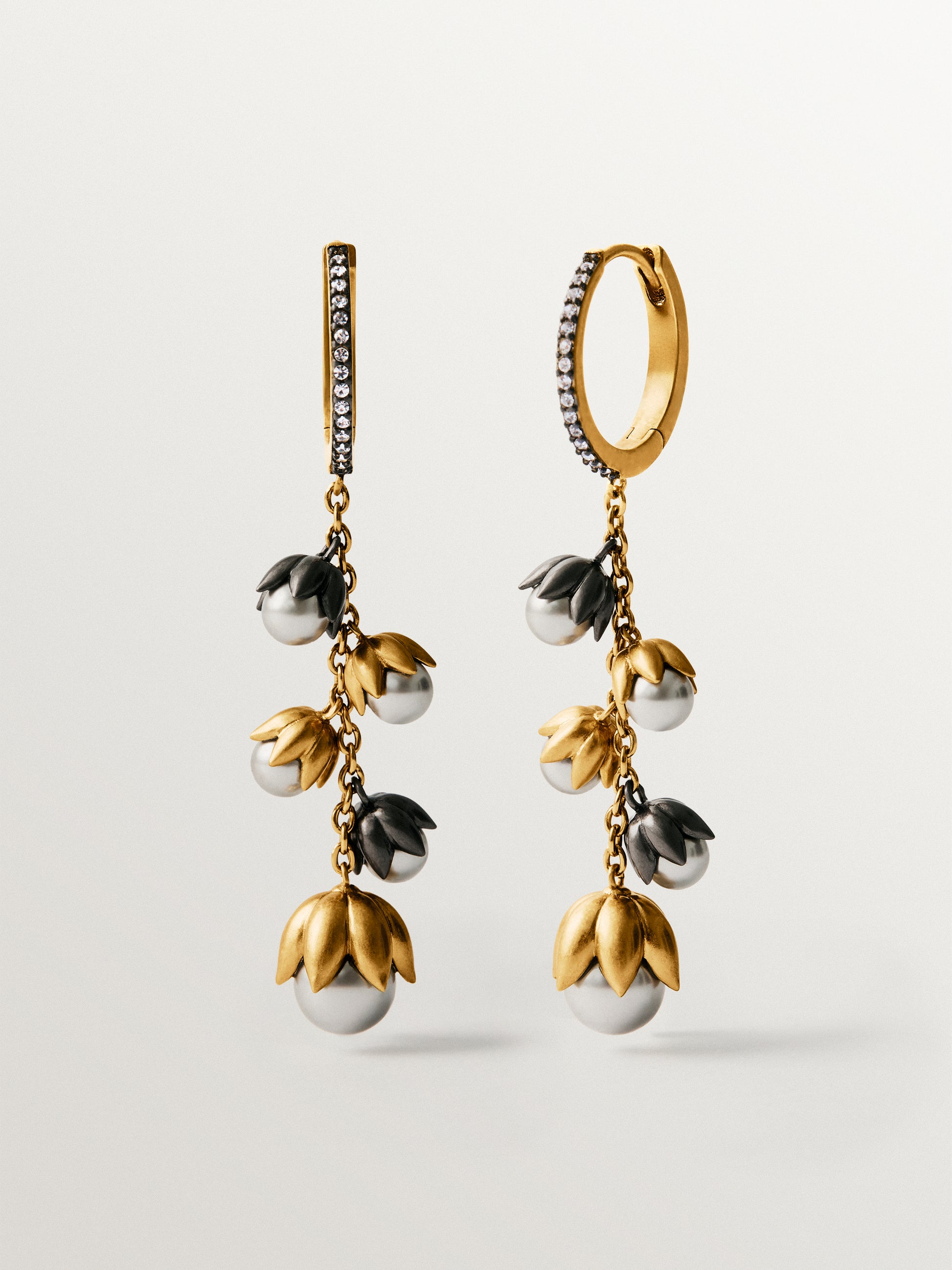 Pendientes bicolor bañados en oro amarillo con acabado gunmetal, perlas grises, cristales y forma de flor