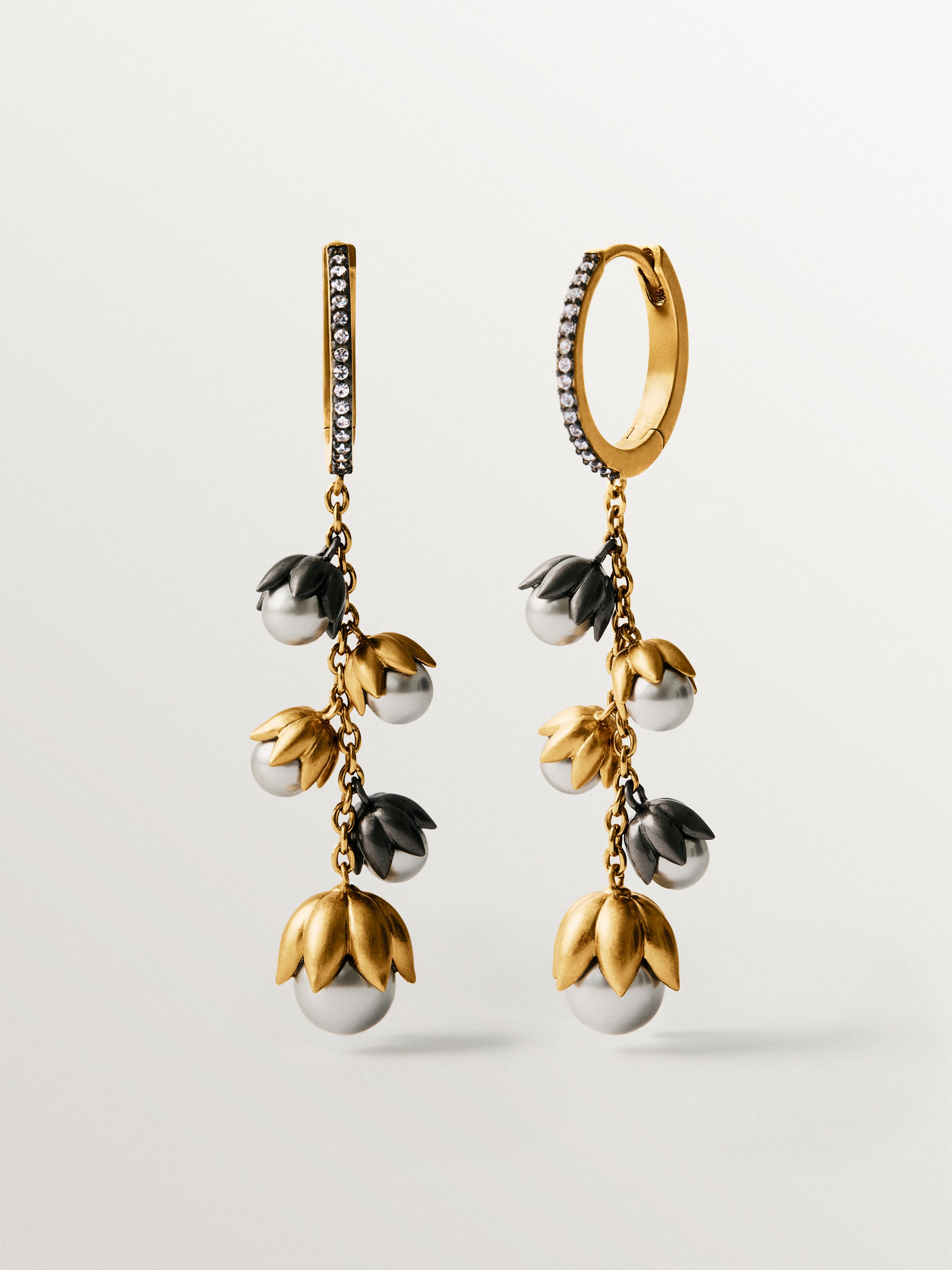 Pendientes bicolor bañados en oro amarillo con acabado gunmetal, perlas grises, cristales y forma de flor