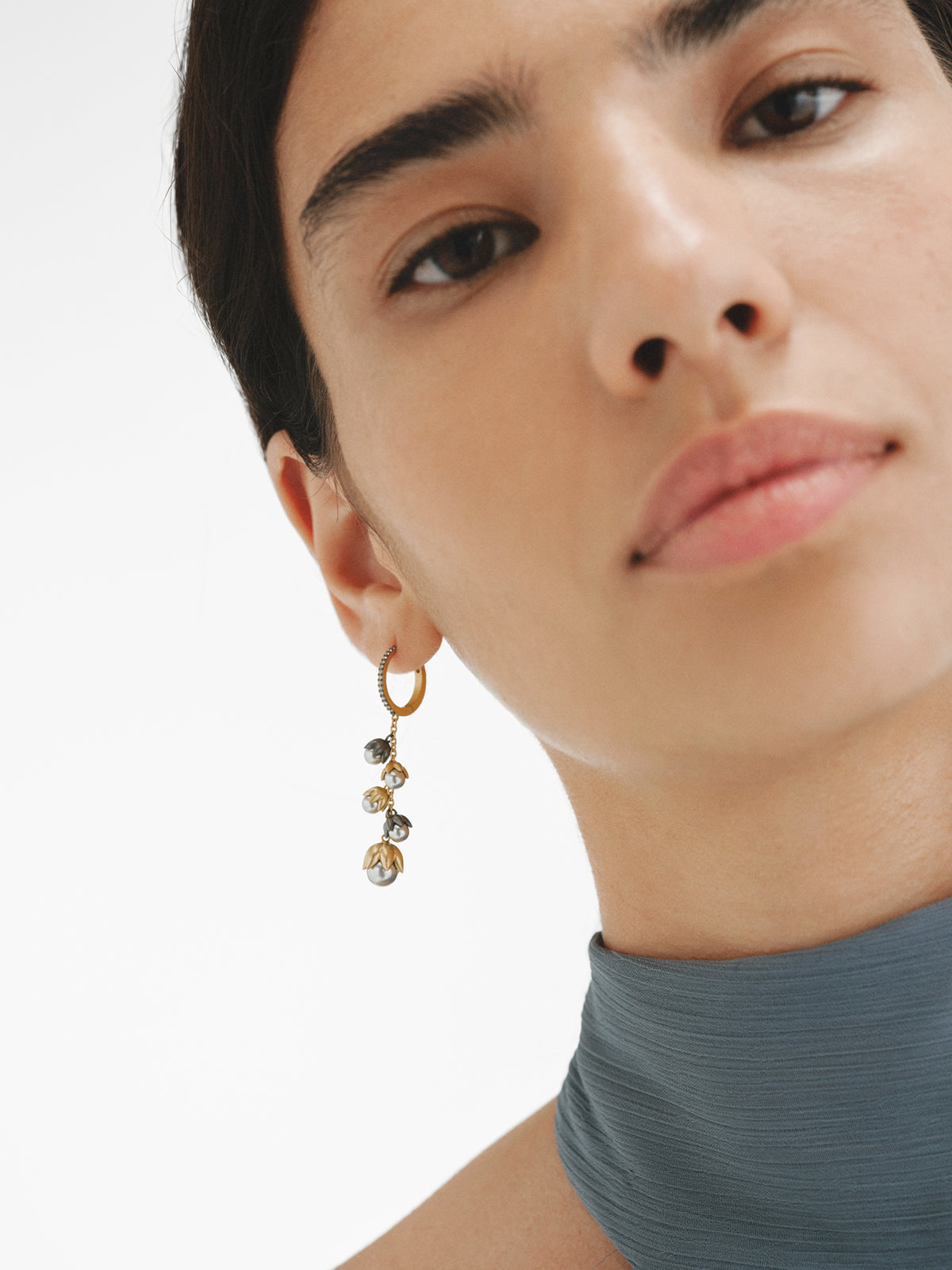 Pendientes bicolor bañados en oro amarillo con acabado gunmetal, perlas grises, cristales y forma de flor
