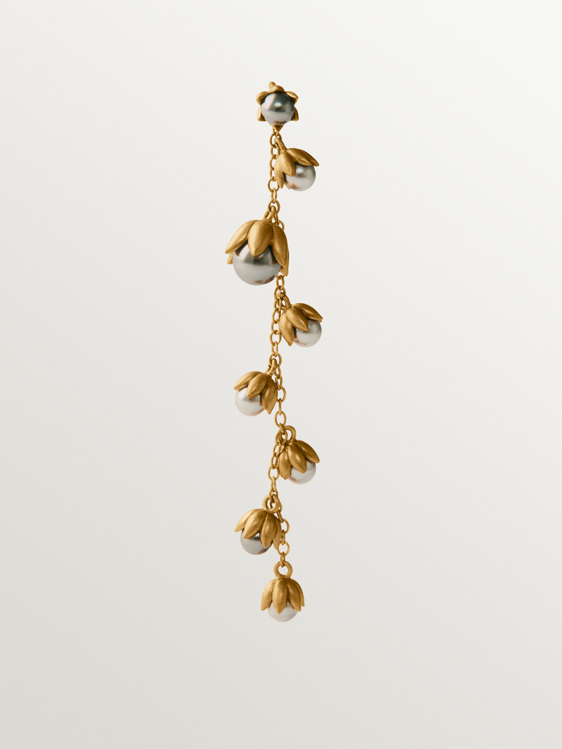 Pendiente individual bicolor bañado en oro amarillo con acabado gunmetal, perlas grises y motivos florales