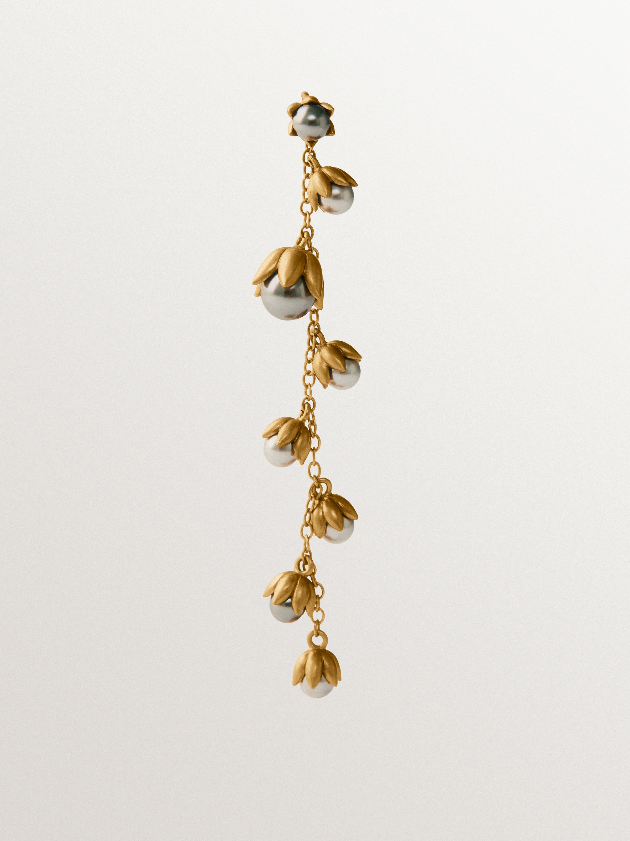 Pendiente individual bicolor bañado en oro amarillo con acabado gunmetal, perlas grises y motivos florales
