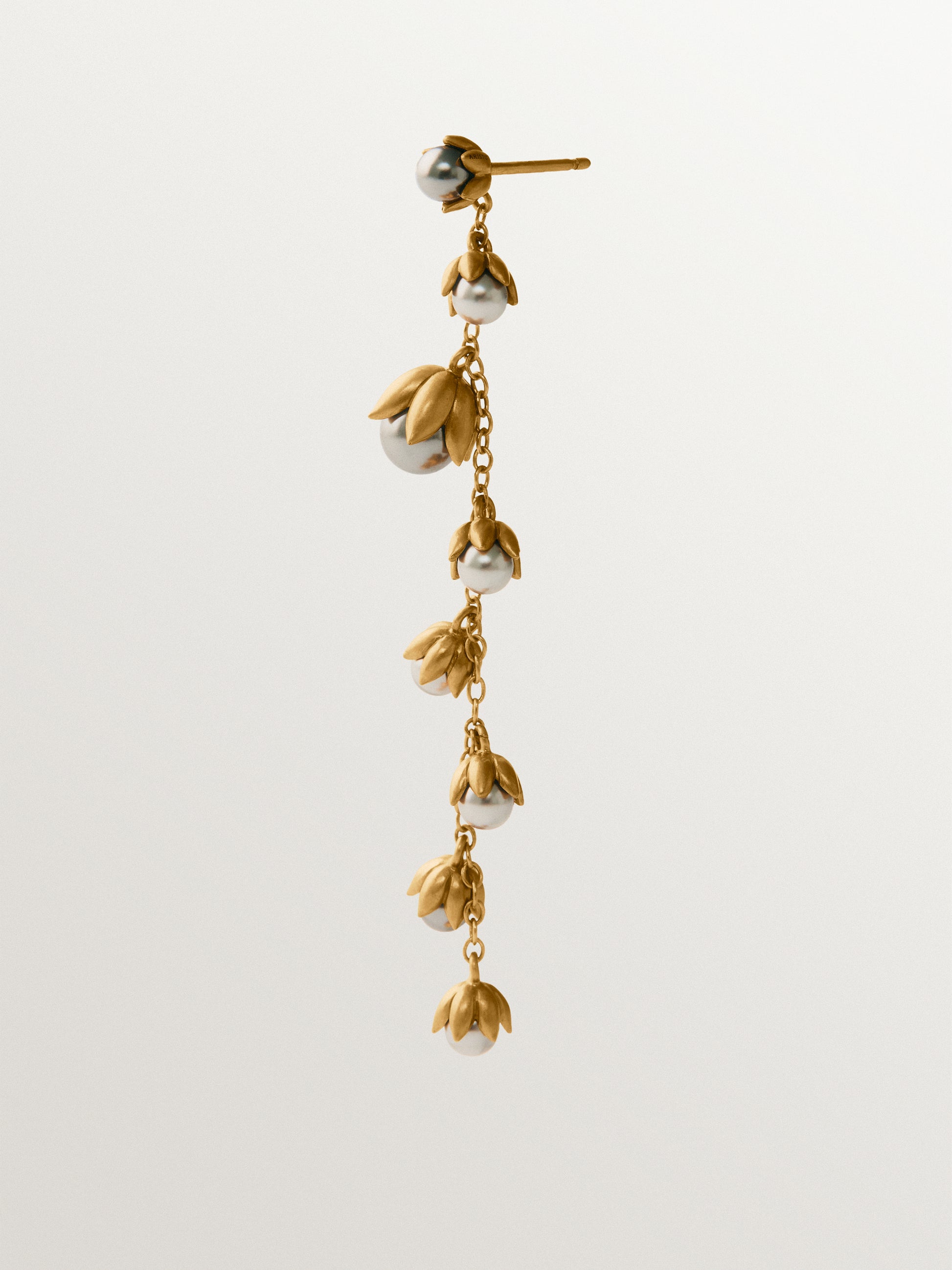 Pendiente individual bicolor bañado en oro amarillo con acabado gunmetal, perlas grises y motivos florales