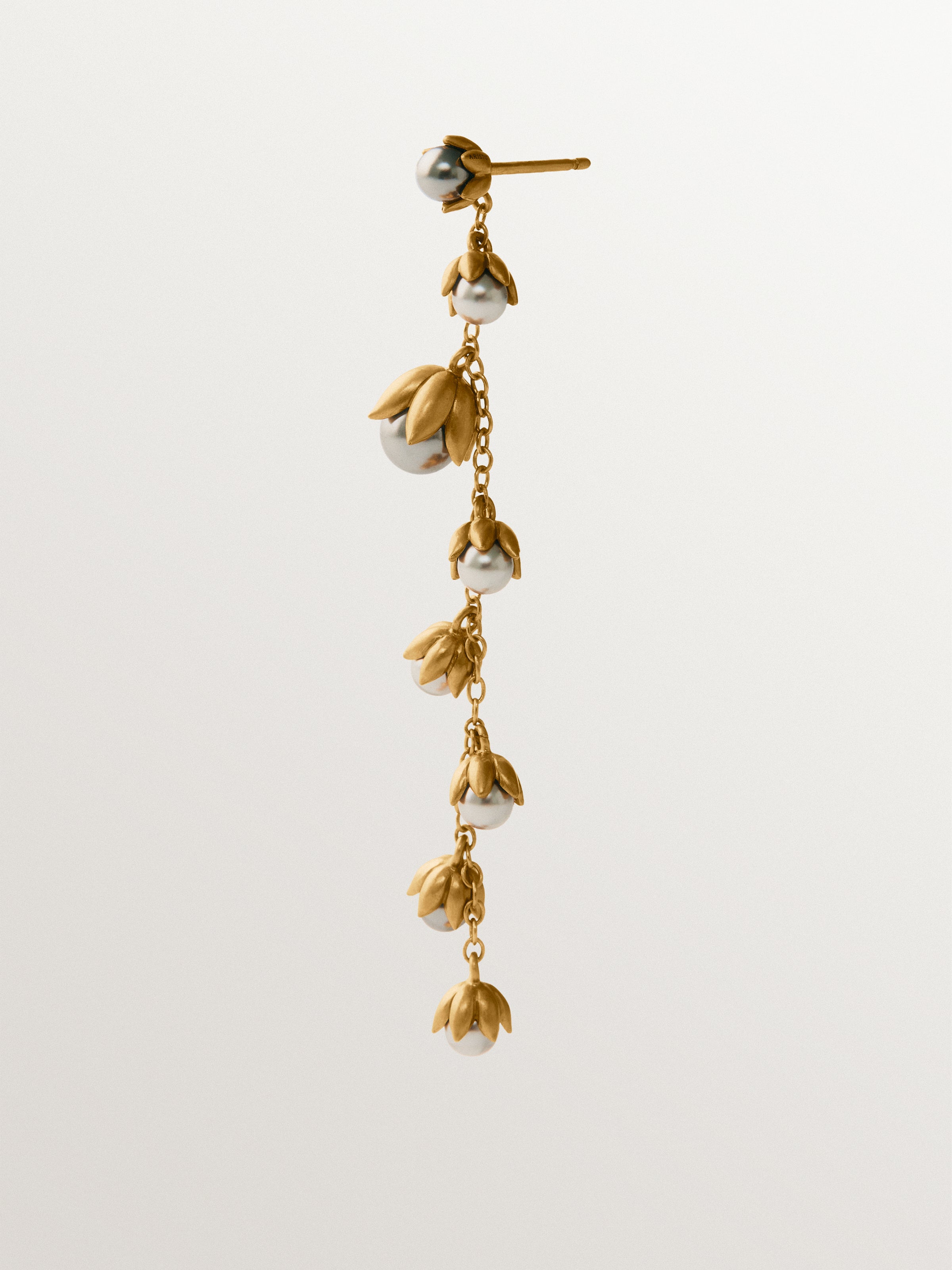 Pendiente individual bicolor bañado en oro amarillo con acabado gunmetal, perlas grises y motivos florales
