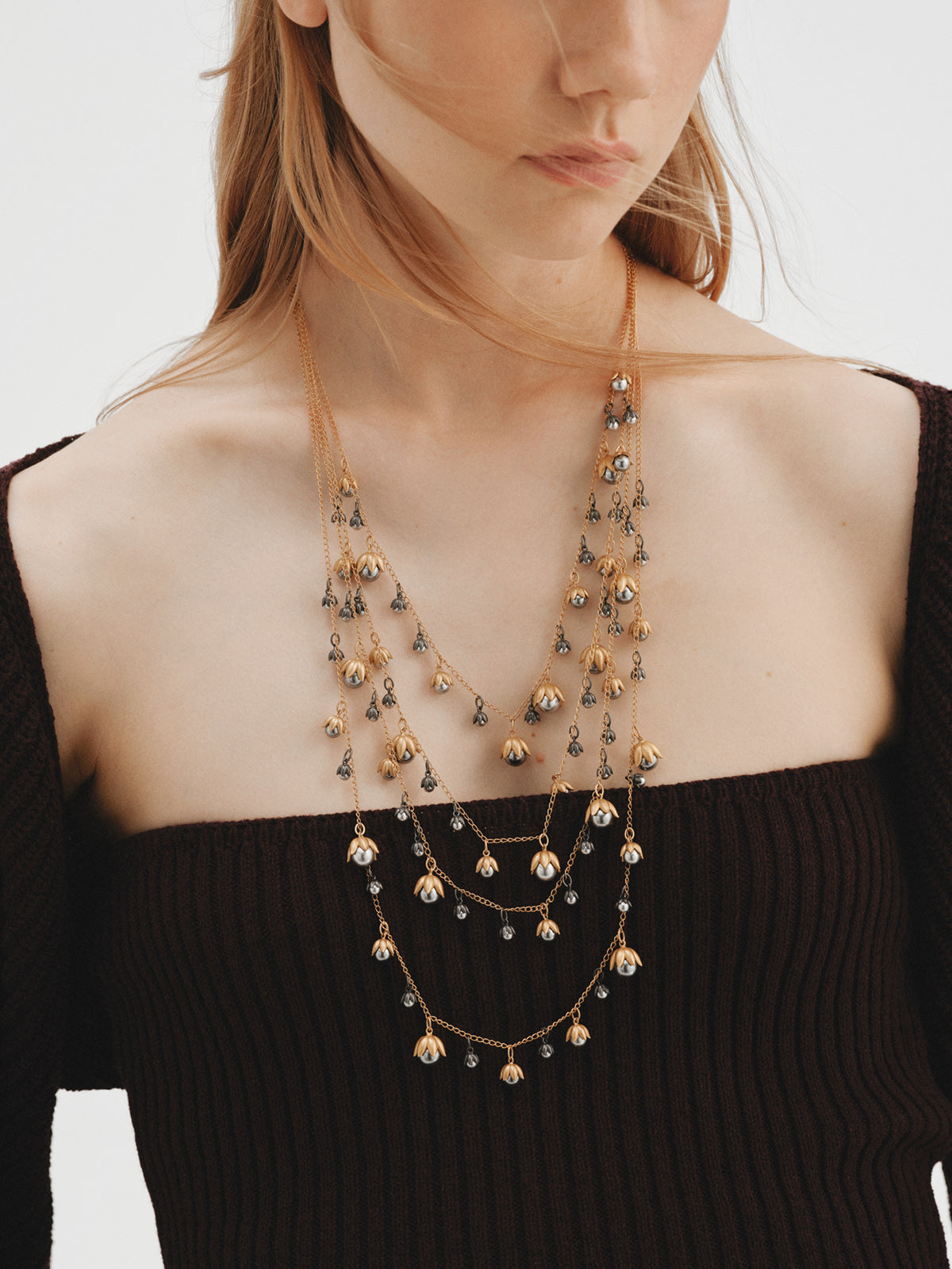 Collar bicolor bañado en oro amarillo y acabado gunmetal con perlas grises y motivos florales 