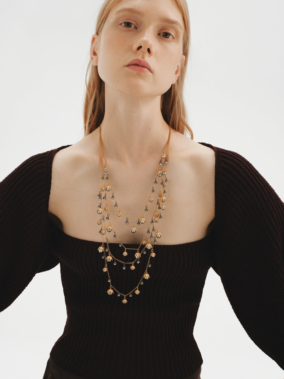 Collar bicolor bañado en oro amarillo y acabado gunmetal con perlas grises y motivos florales 