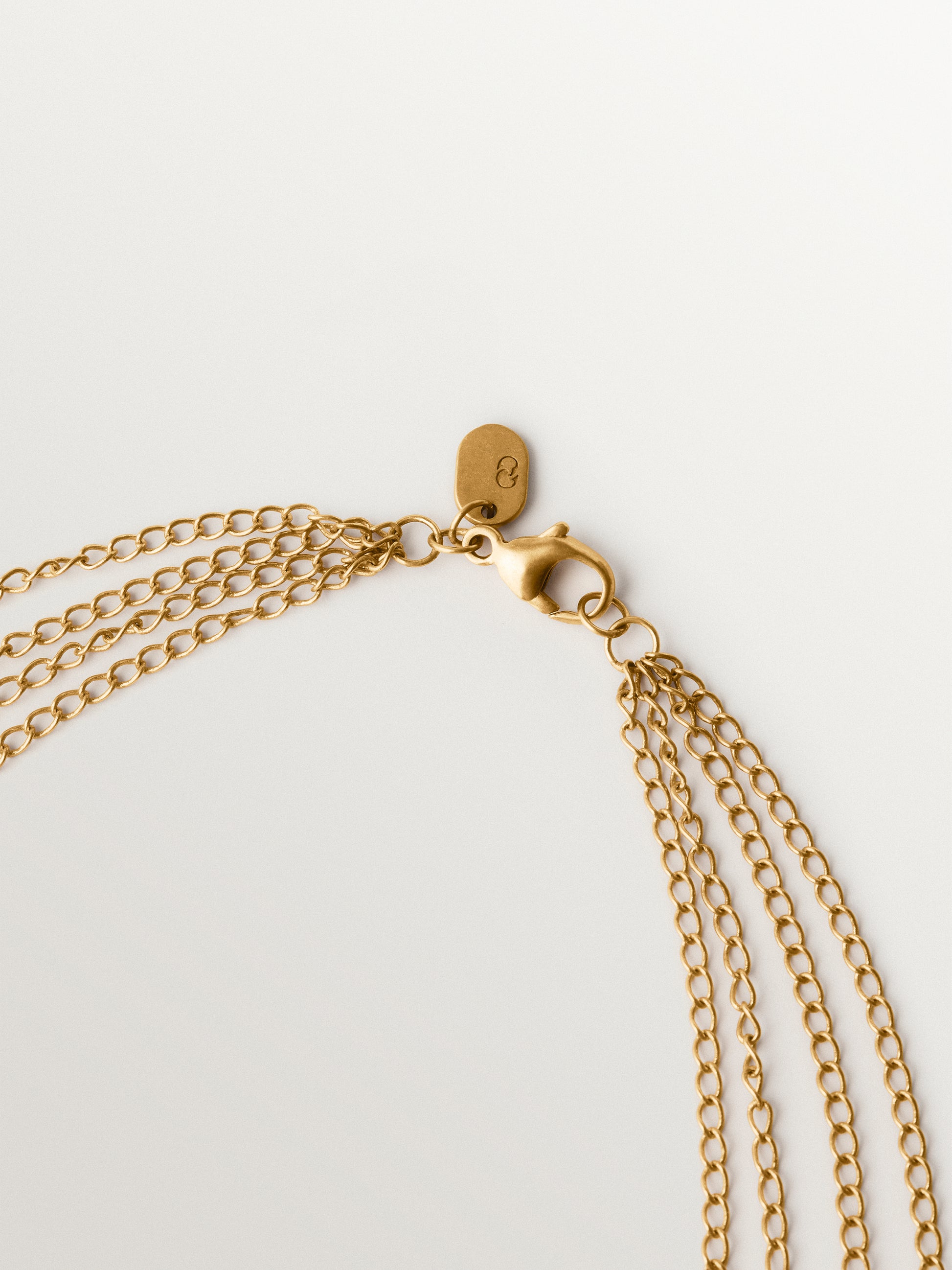 Collar bicolor bañado en oro amarillo y acabado gunmetal con perlas grises y motivos florales 