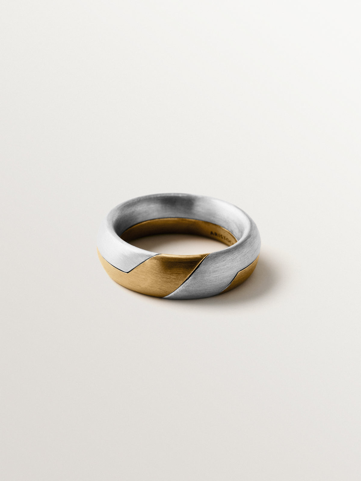 Anillo gimmel bicolor con efecto cepillado