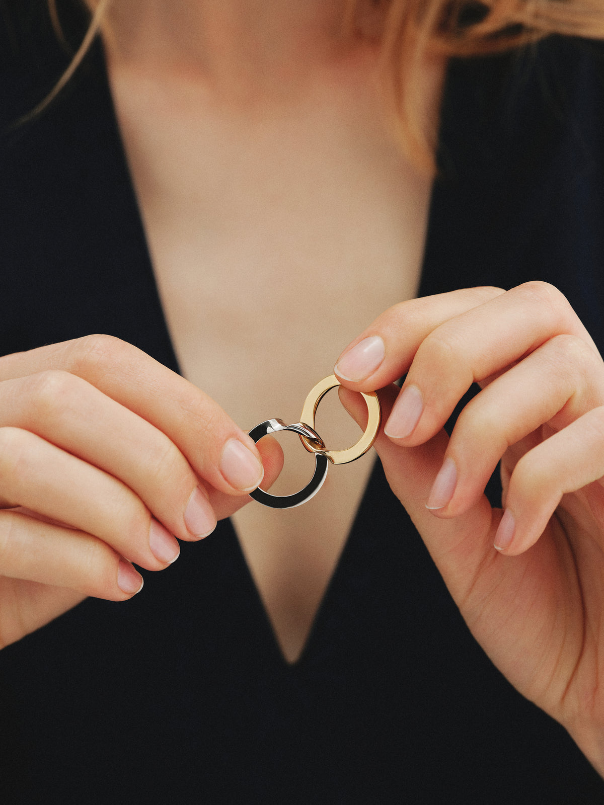 Anillo gimmel bicolor con efecto cepillado