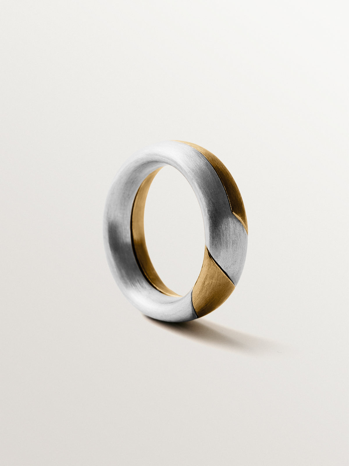 Anillo gimmel bicolor con efecto cepillado