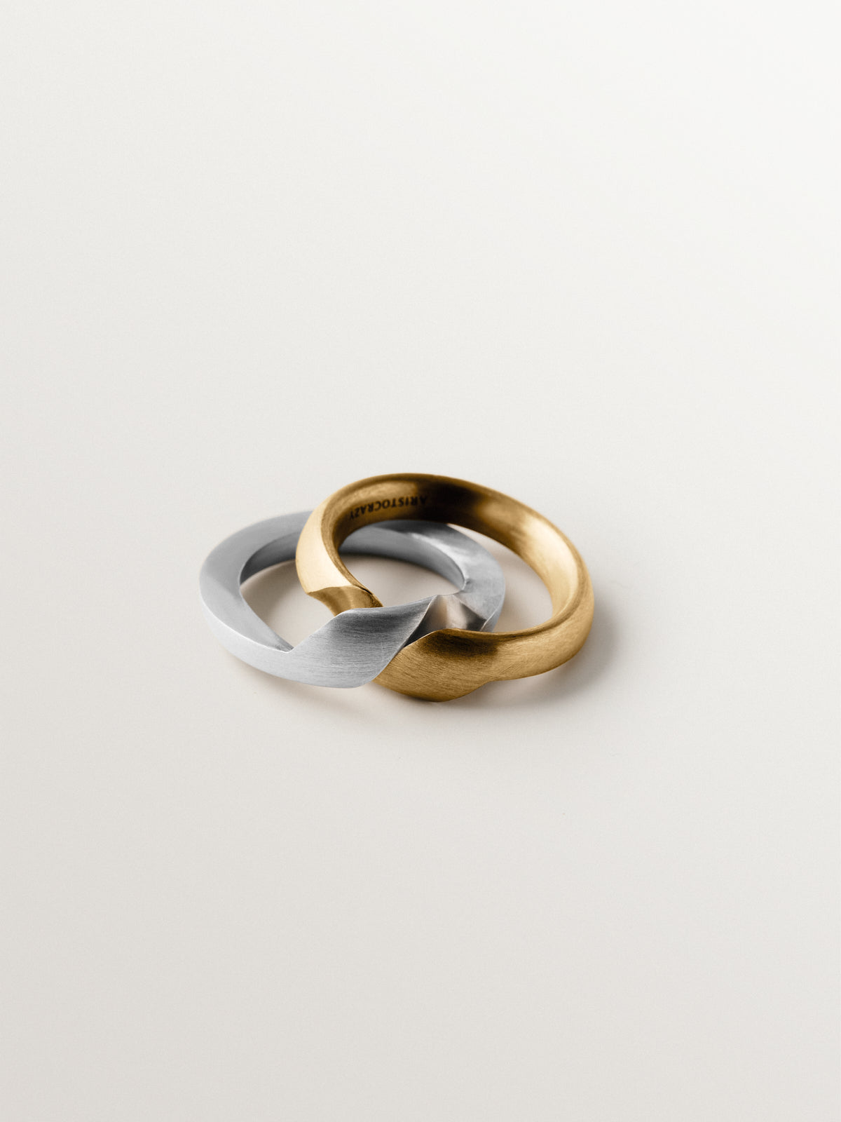 Anillo gimmel bicolor con efecto cepillado