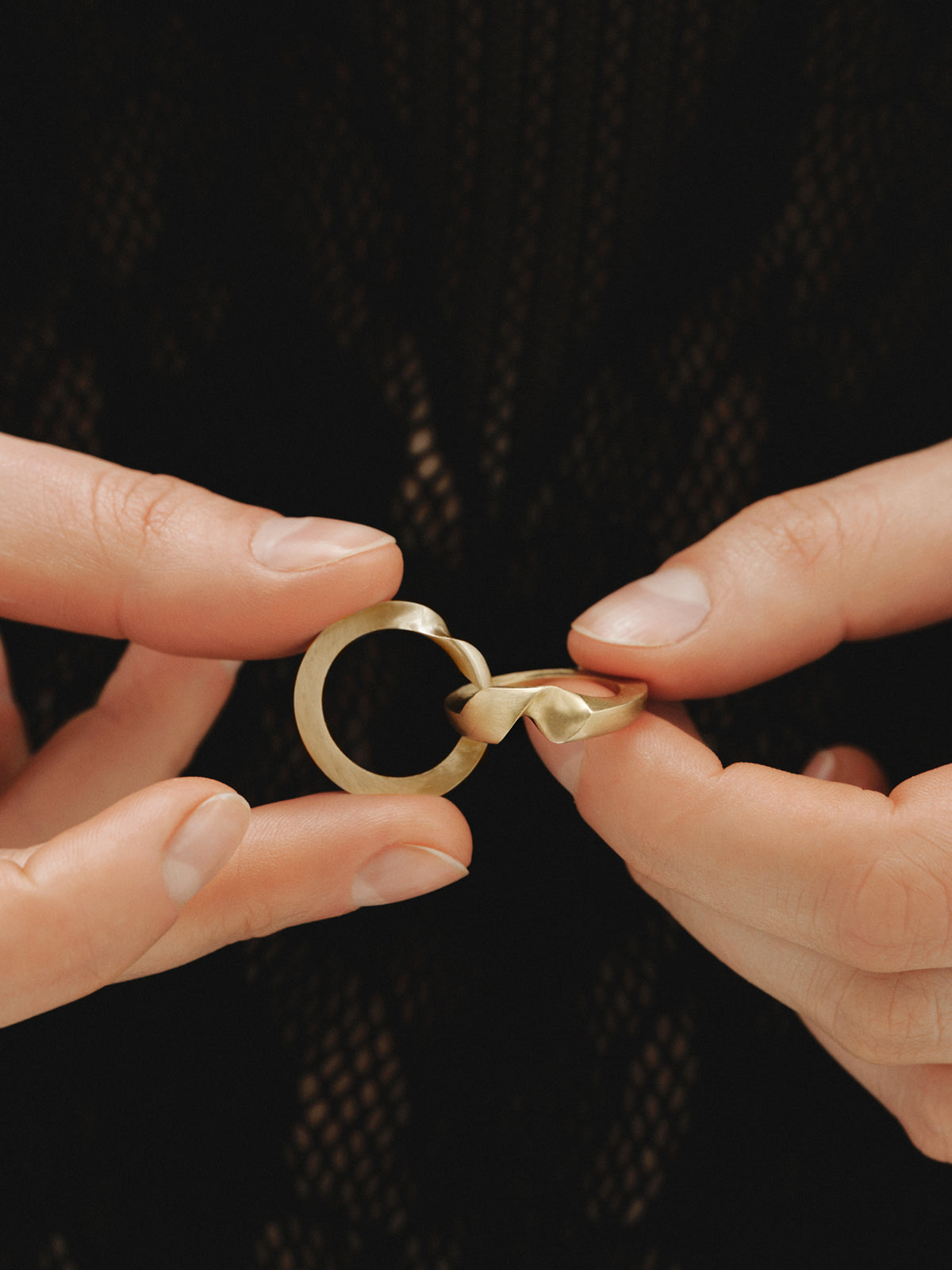 Anillo gimmel bañado en oro amarillo 