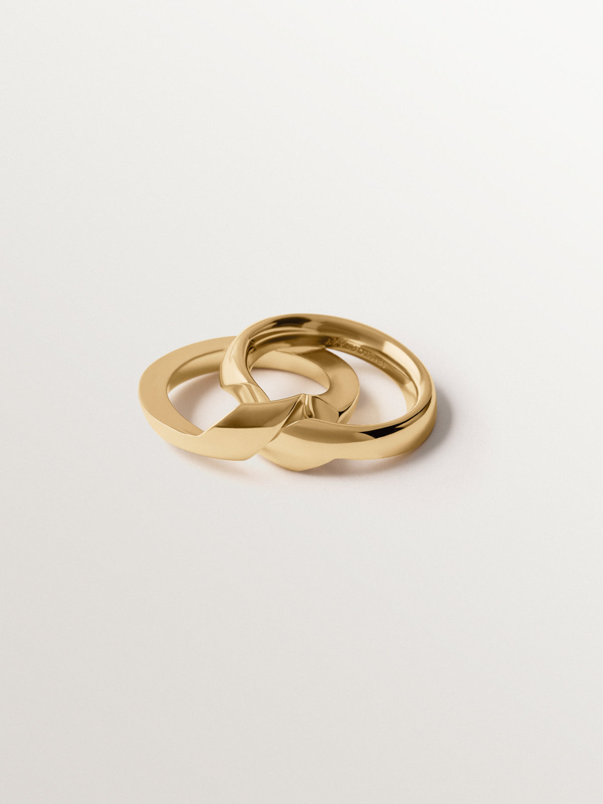 Anillo gimmel bañado en oro amarillo