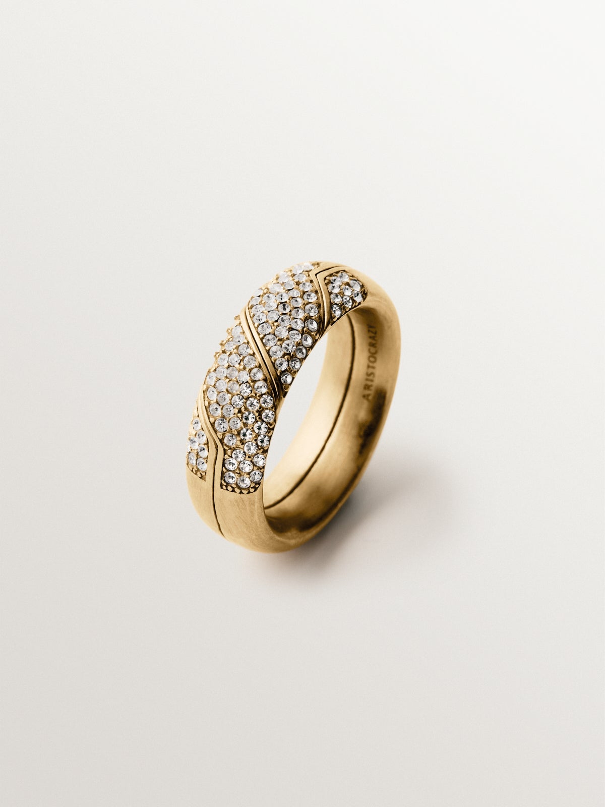 Anillo gimmel bañado en oro amarillo con pavé de cristales
