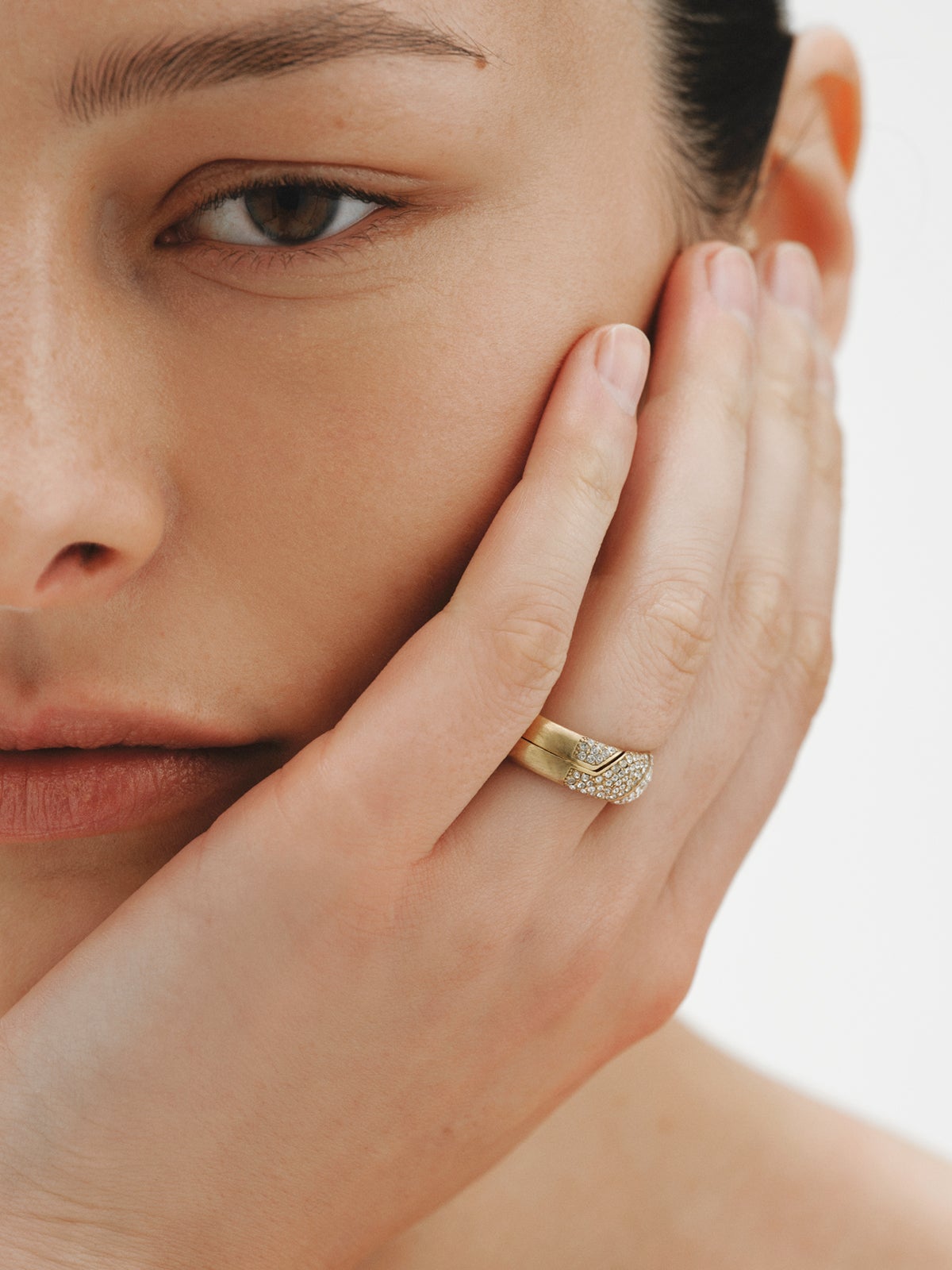 Anillo gimmel bañado en oro amarillo con pavé de cristales