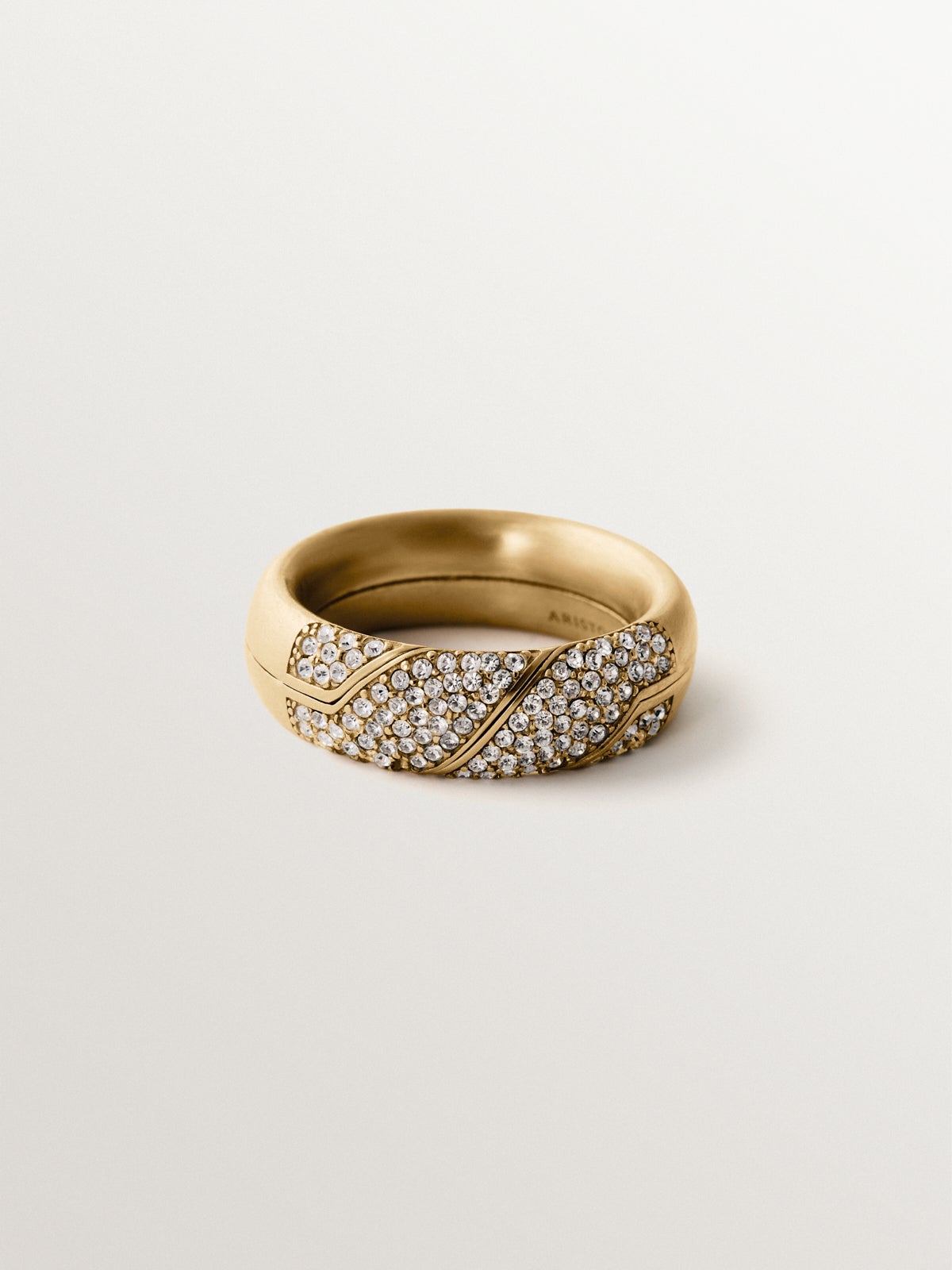 Anillo gimmel bañado en oro amarillo con pavé de cristales