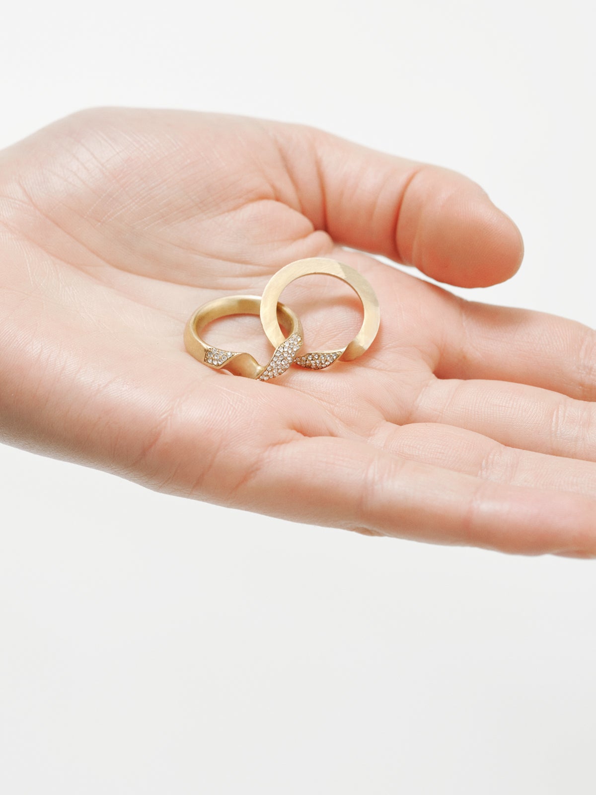 Anillo gimmel bañado en oro amarillo con pavé de cristales