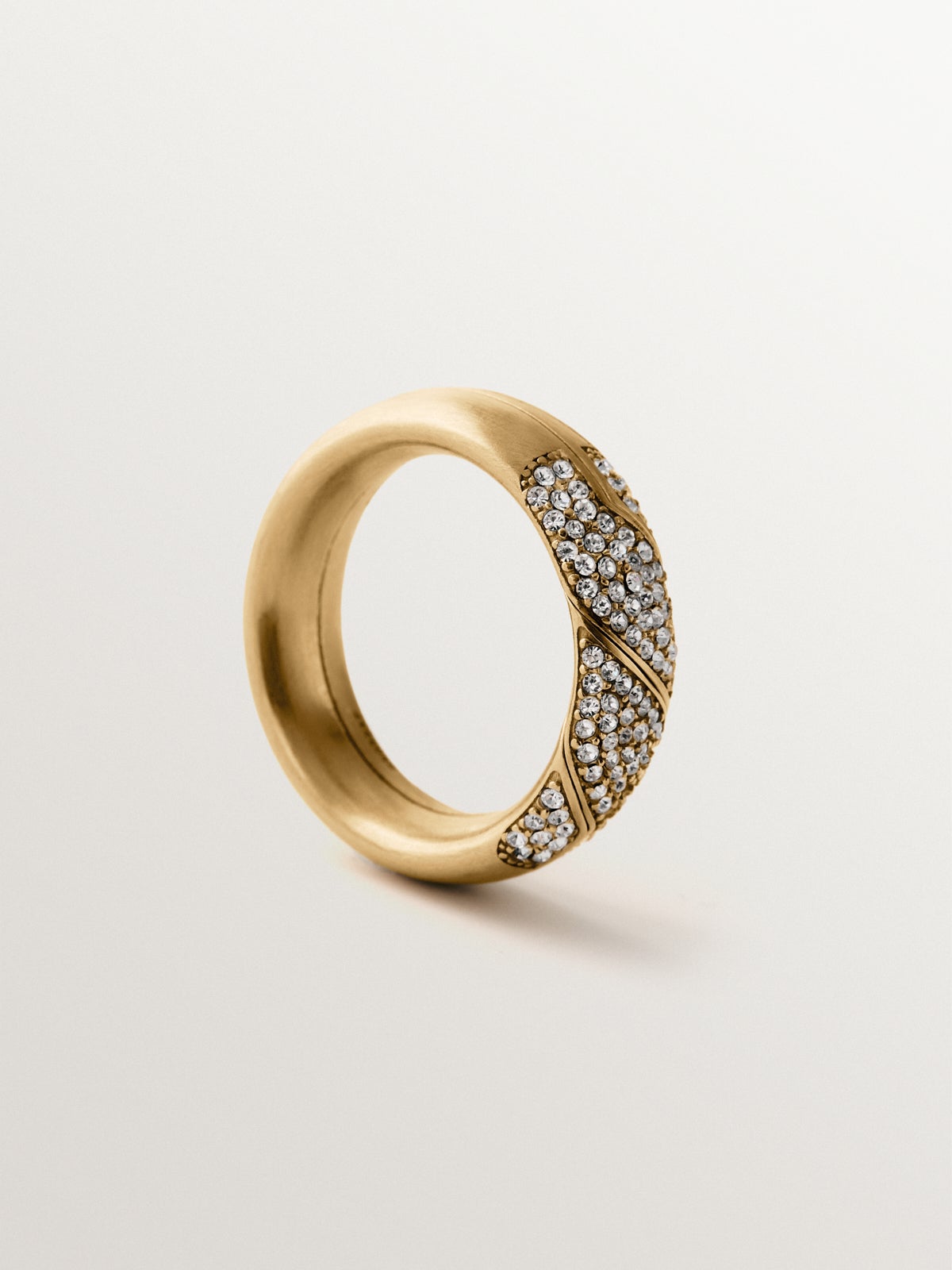 Anillo gimmel bañado en oro amarillo con pavé de cristales