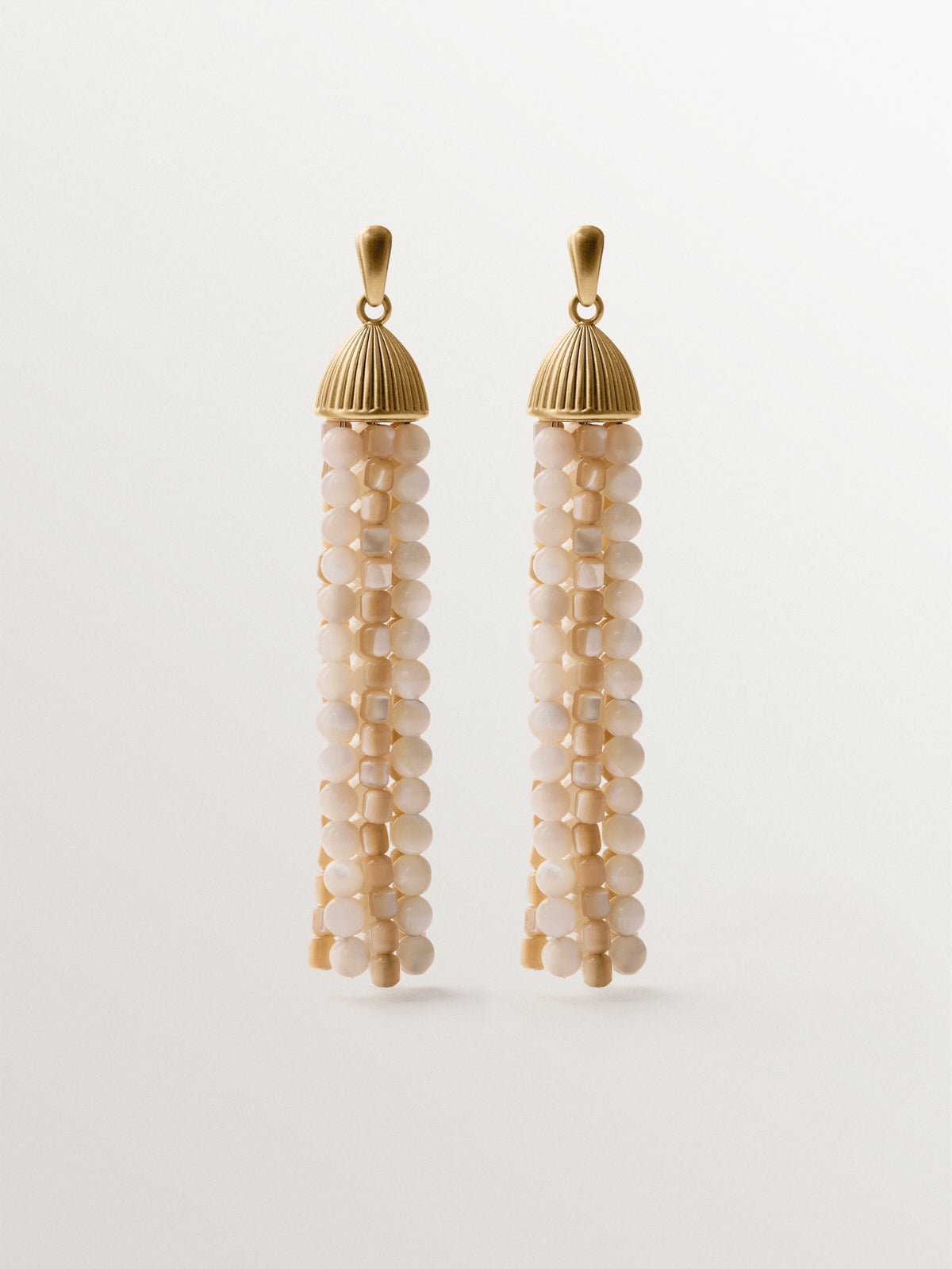 Pendientes en cascada bañados en oro amarillo con bolitas blancas