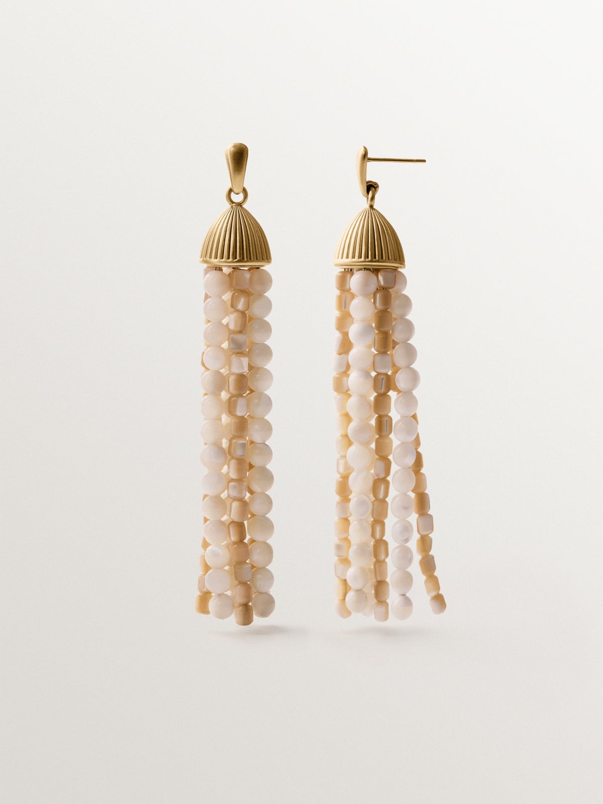 Pendientes en cascada bañados en oro amarillo con bolitas blancas