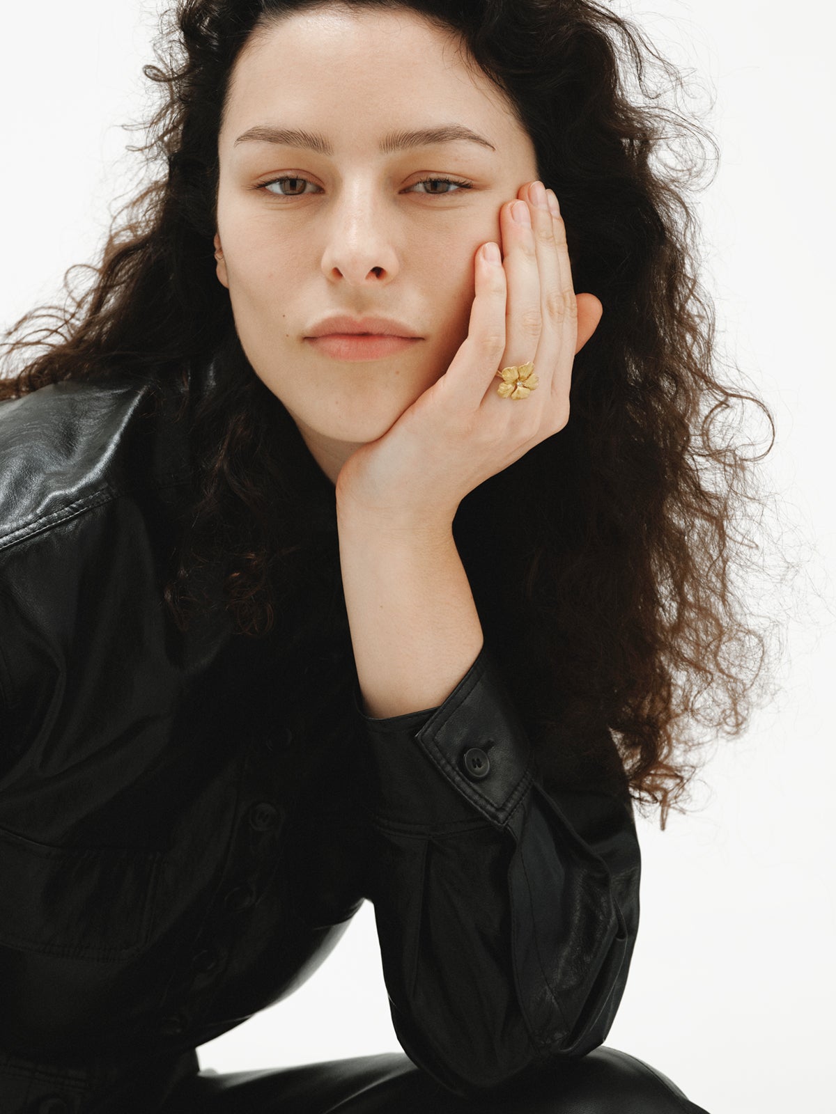 Anillo bañado en oro amarillo con cristal y forma de flor
