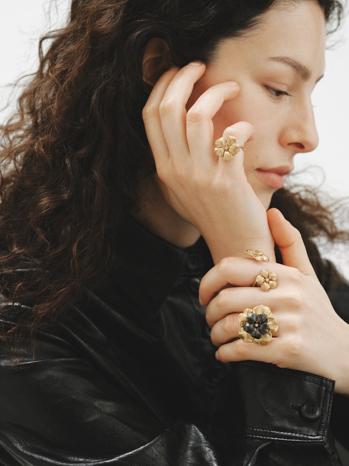 Anillo bañado en oro amarillo con cristal y forma de flor