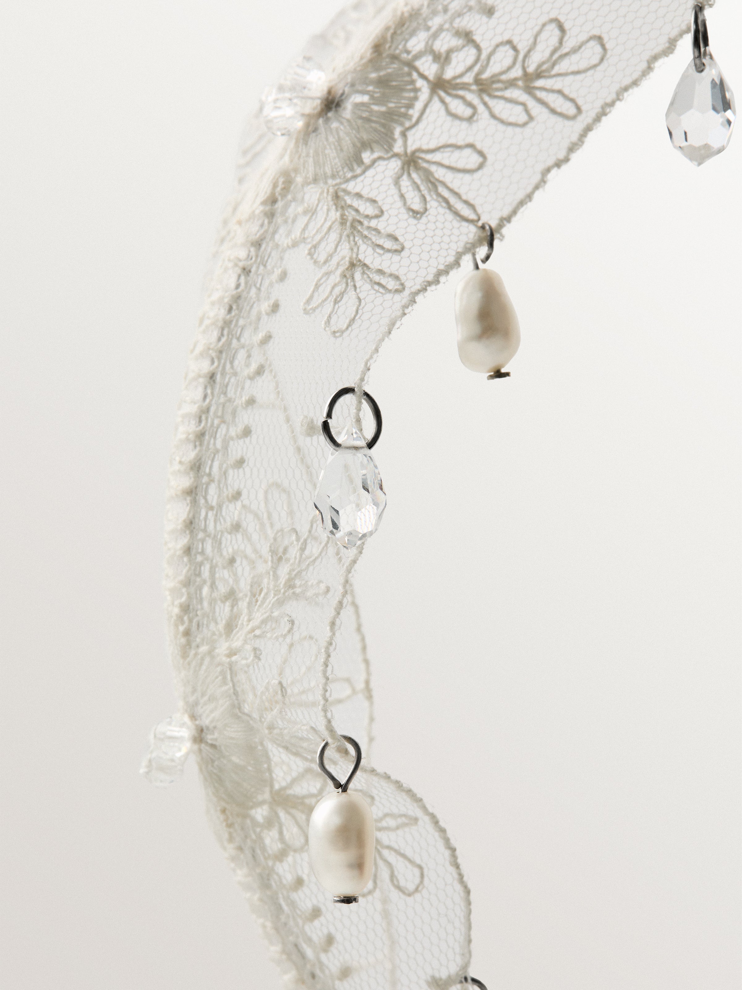 Diadema de encaje con cristales y perlas barrocas
