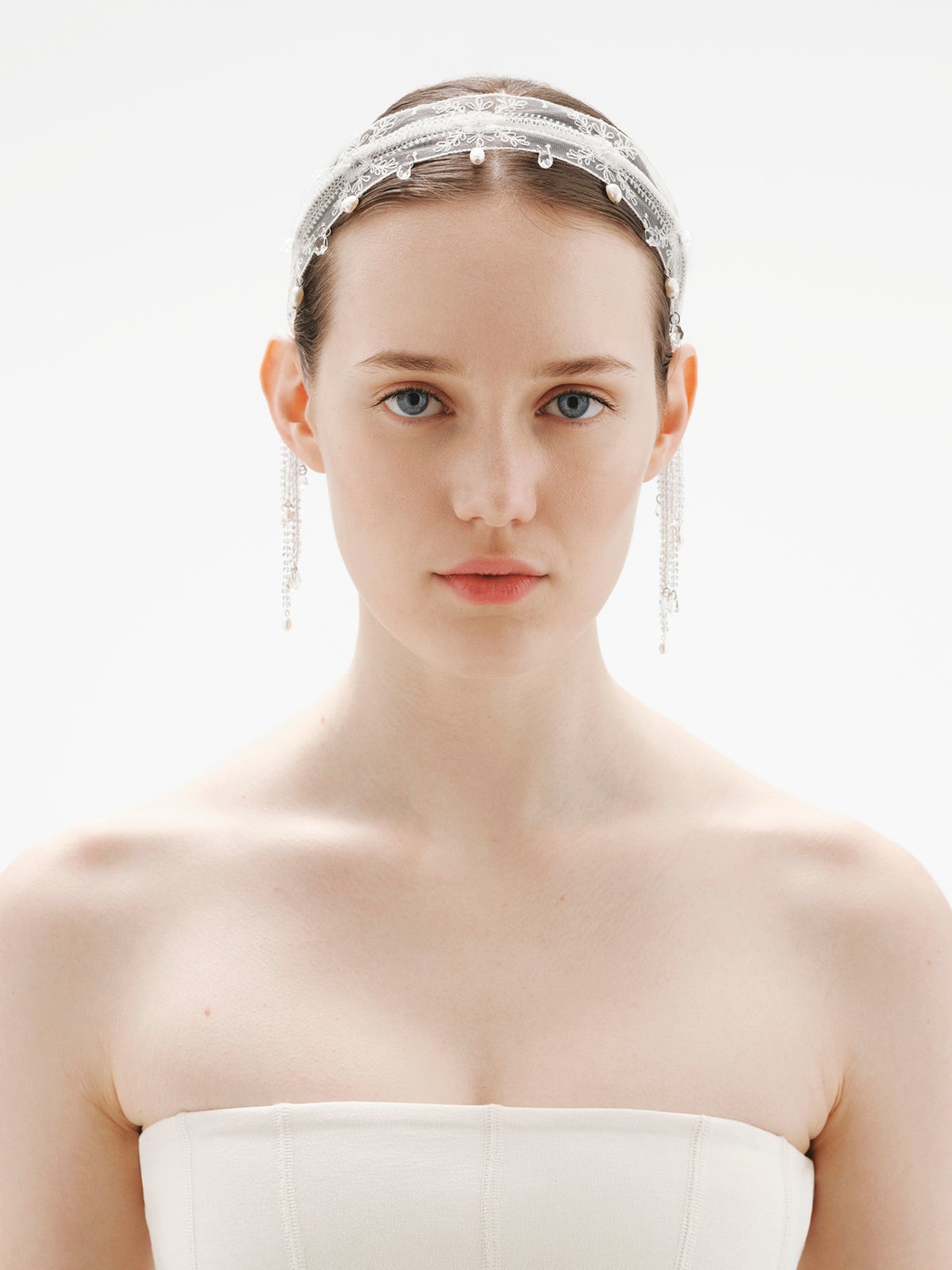 Diadema de encaje con cristales y perlas barrocas
