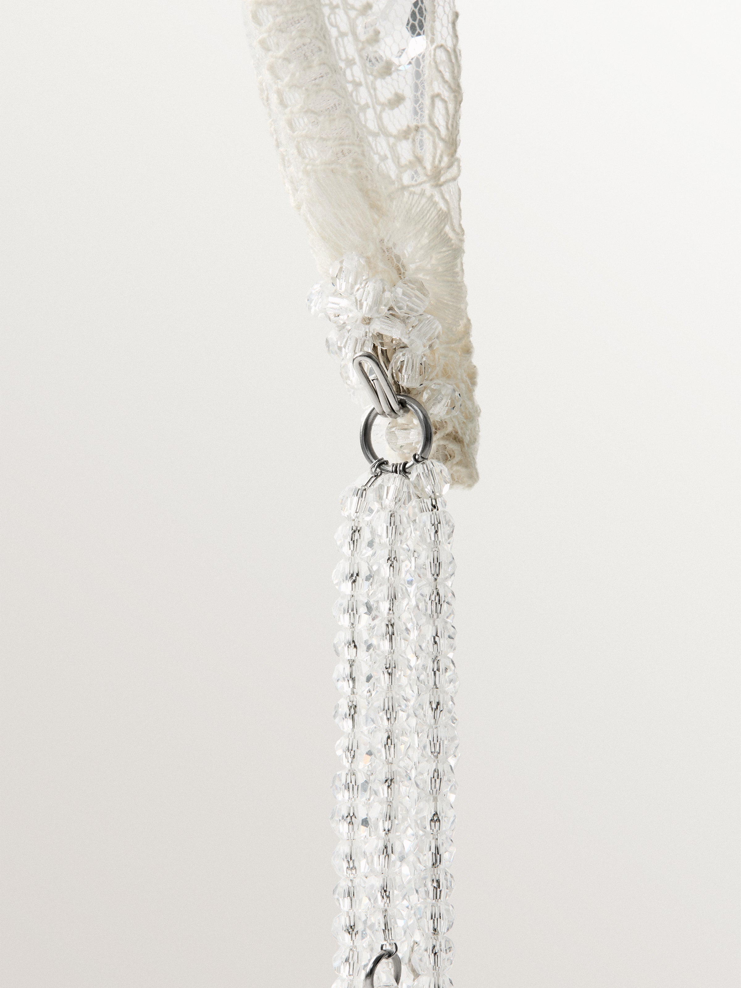 Diadema de encaje con cristales y perlas barrocas