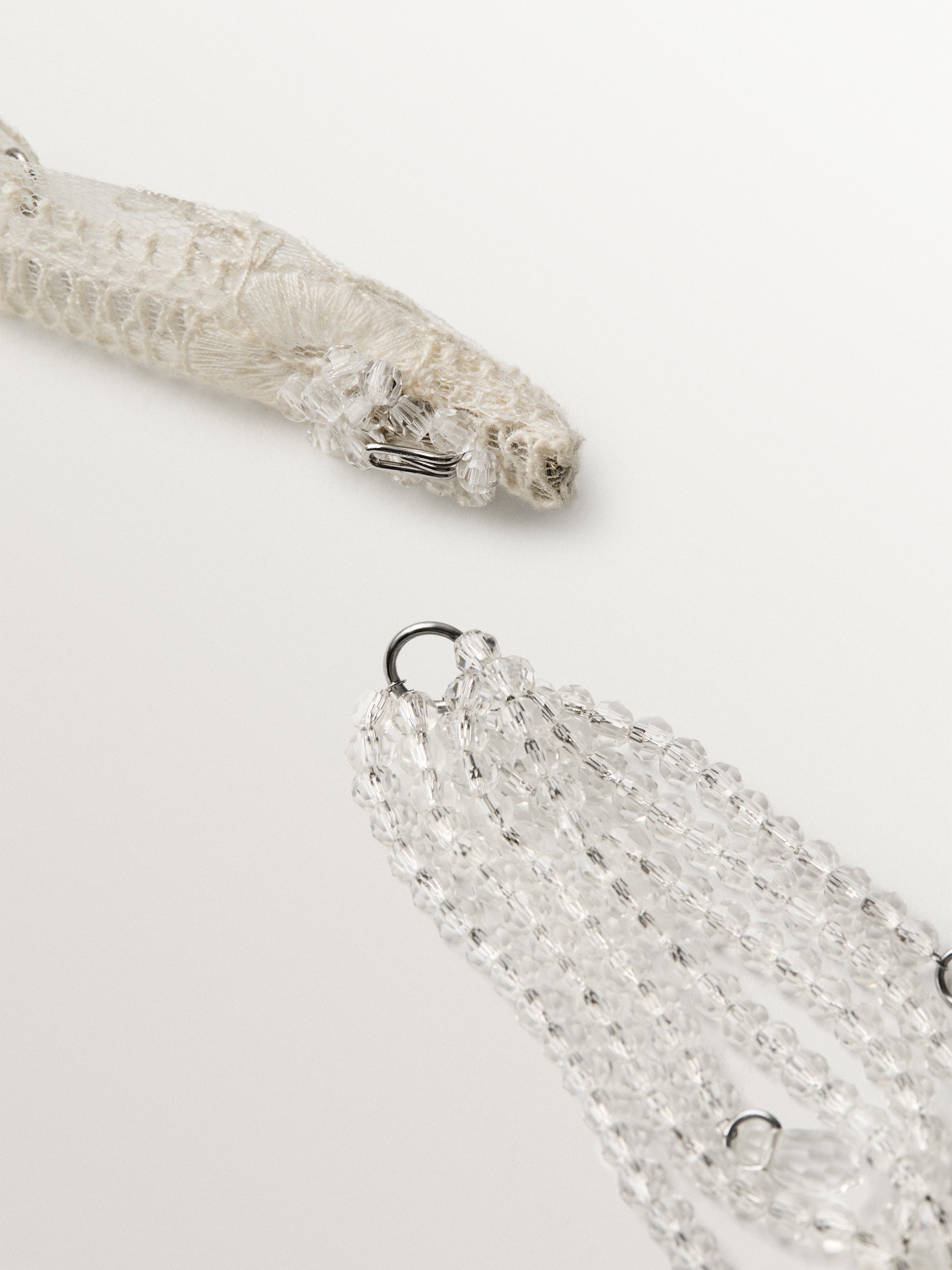 Diadema de encaje con cristales y perlas barrocas