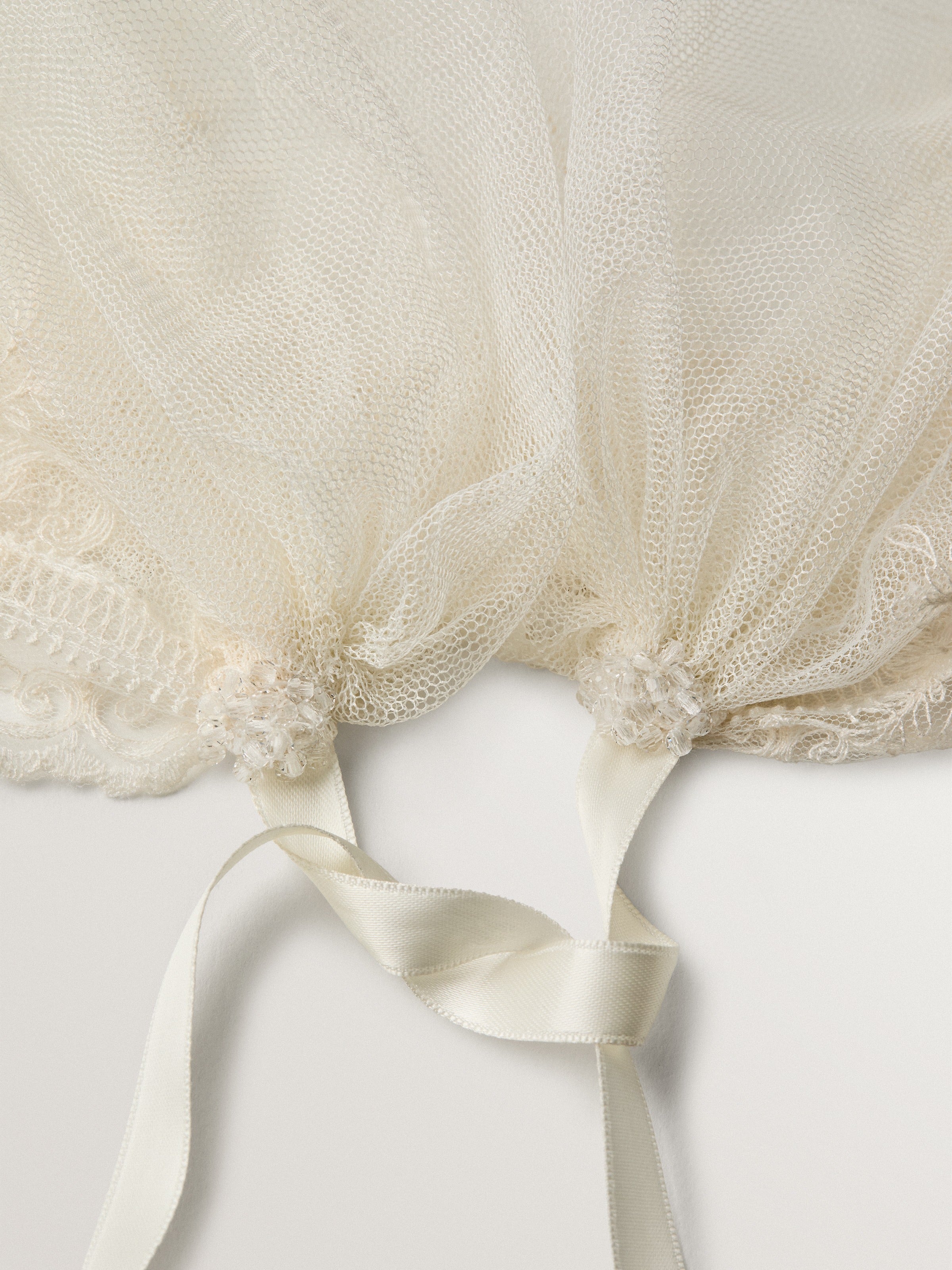 Casquete de encaje con cristales