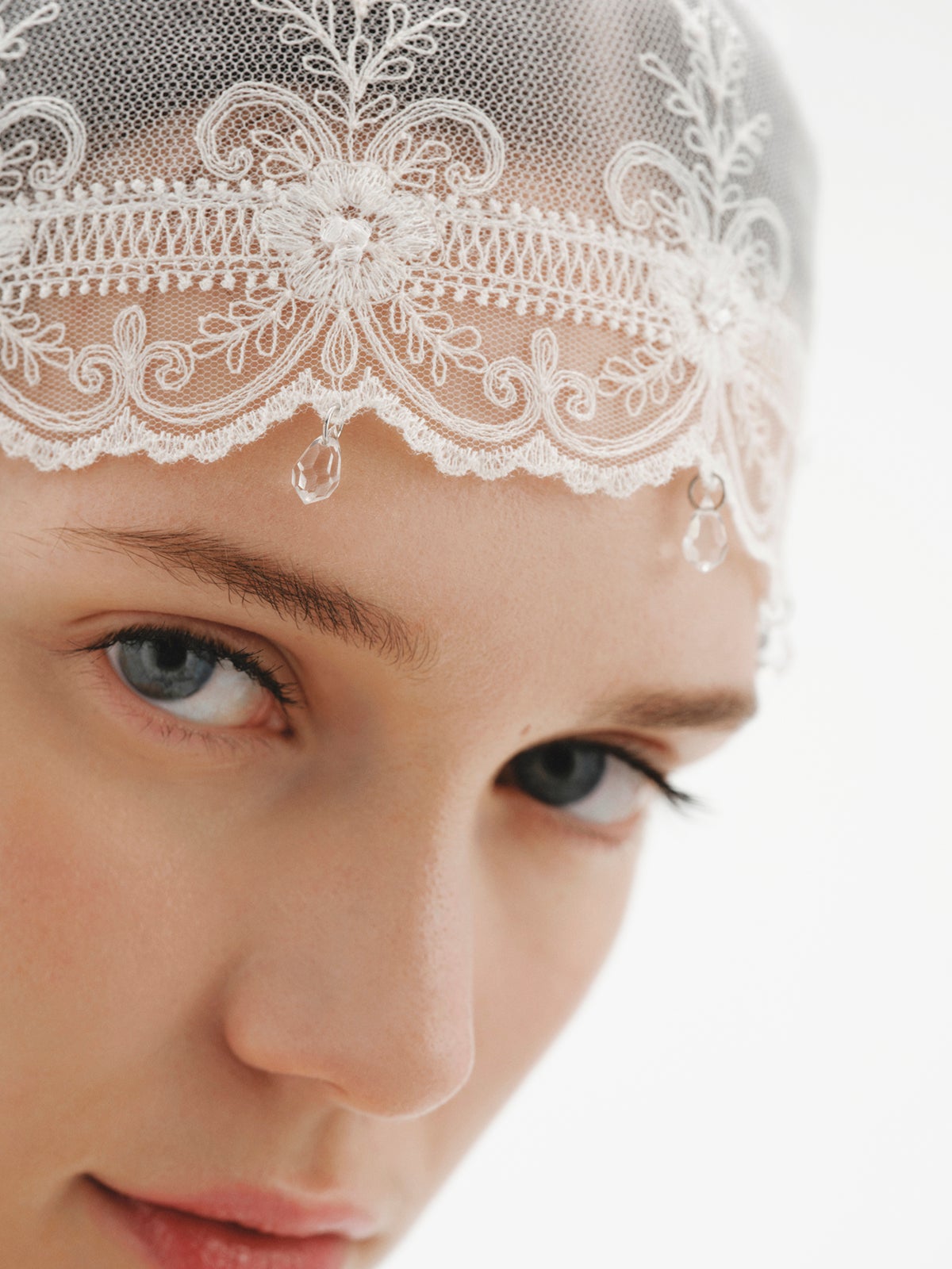 Casquete de encaje con cristales