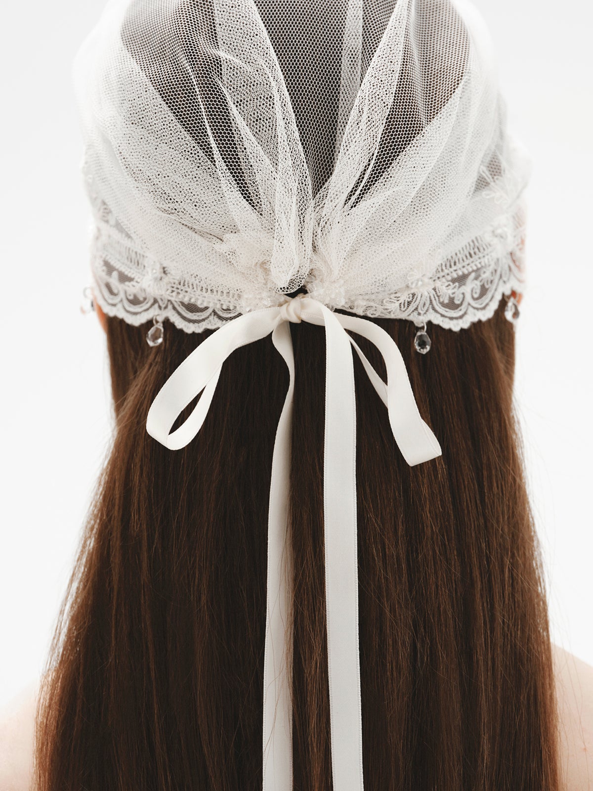 Casquete de encaje con cristales