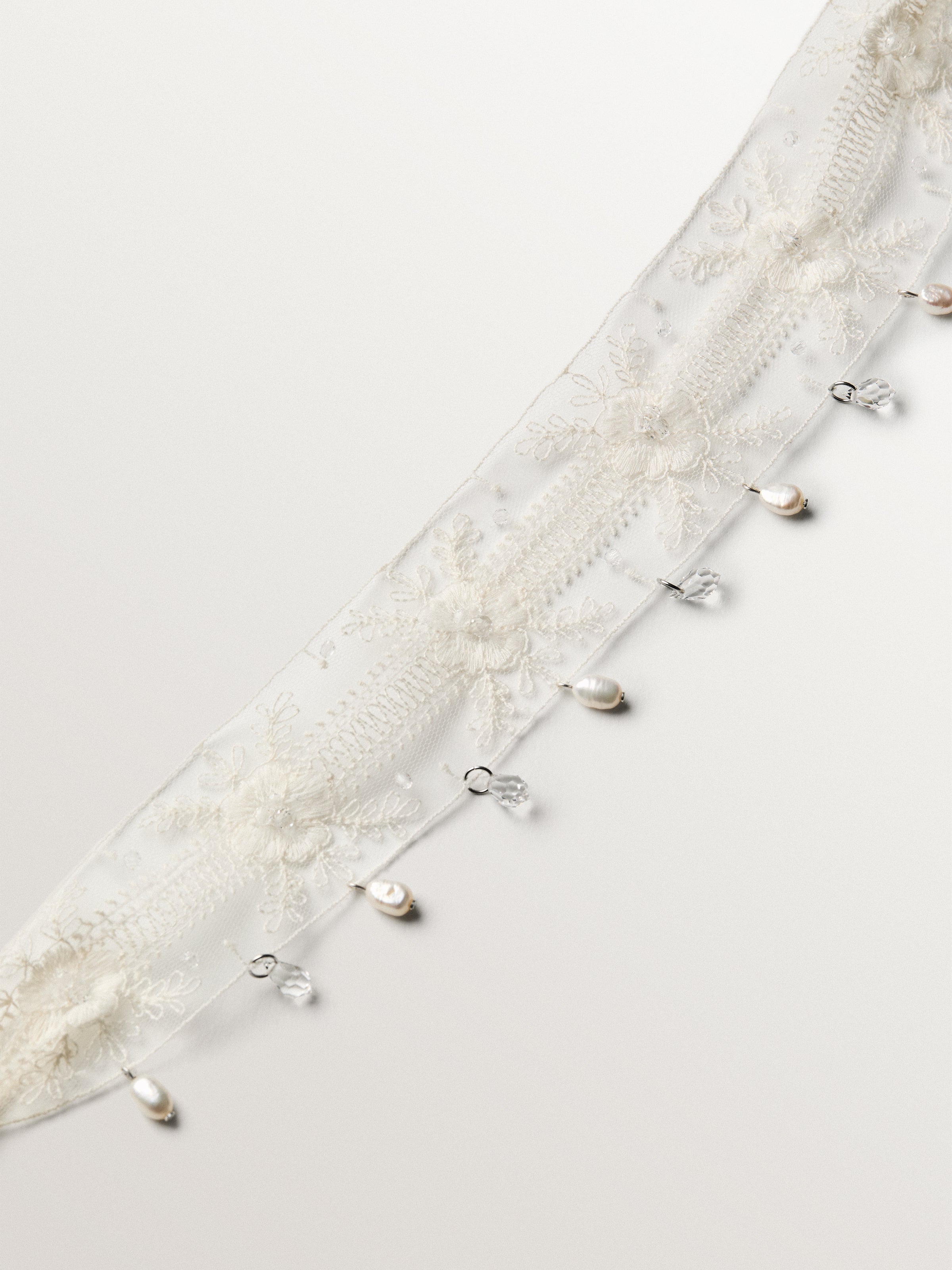 Choker de encaje con perlas y cristales