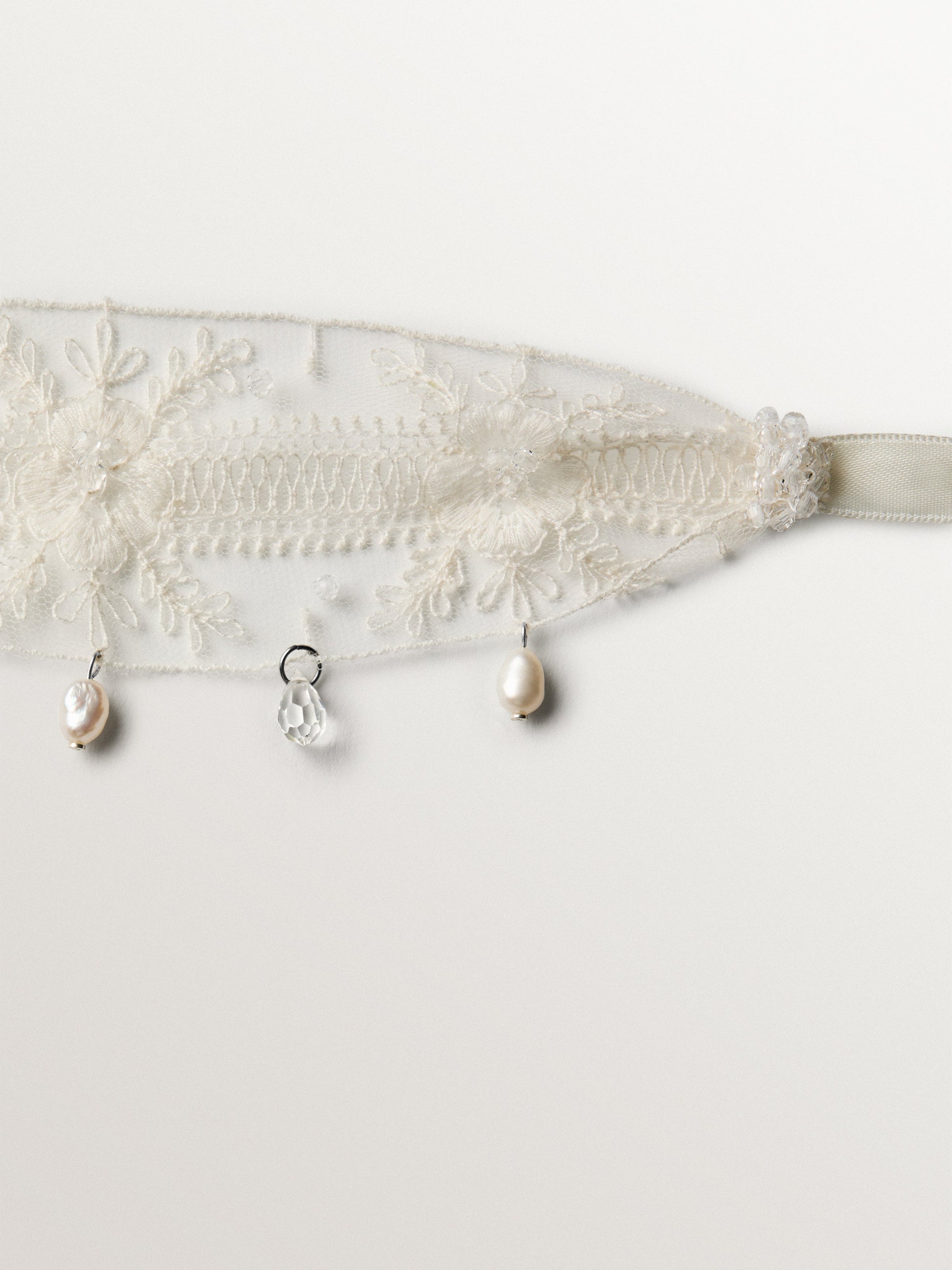 Choker de encaje con perlas y cristales