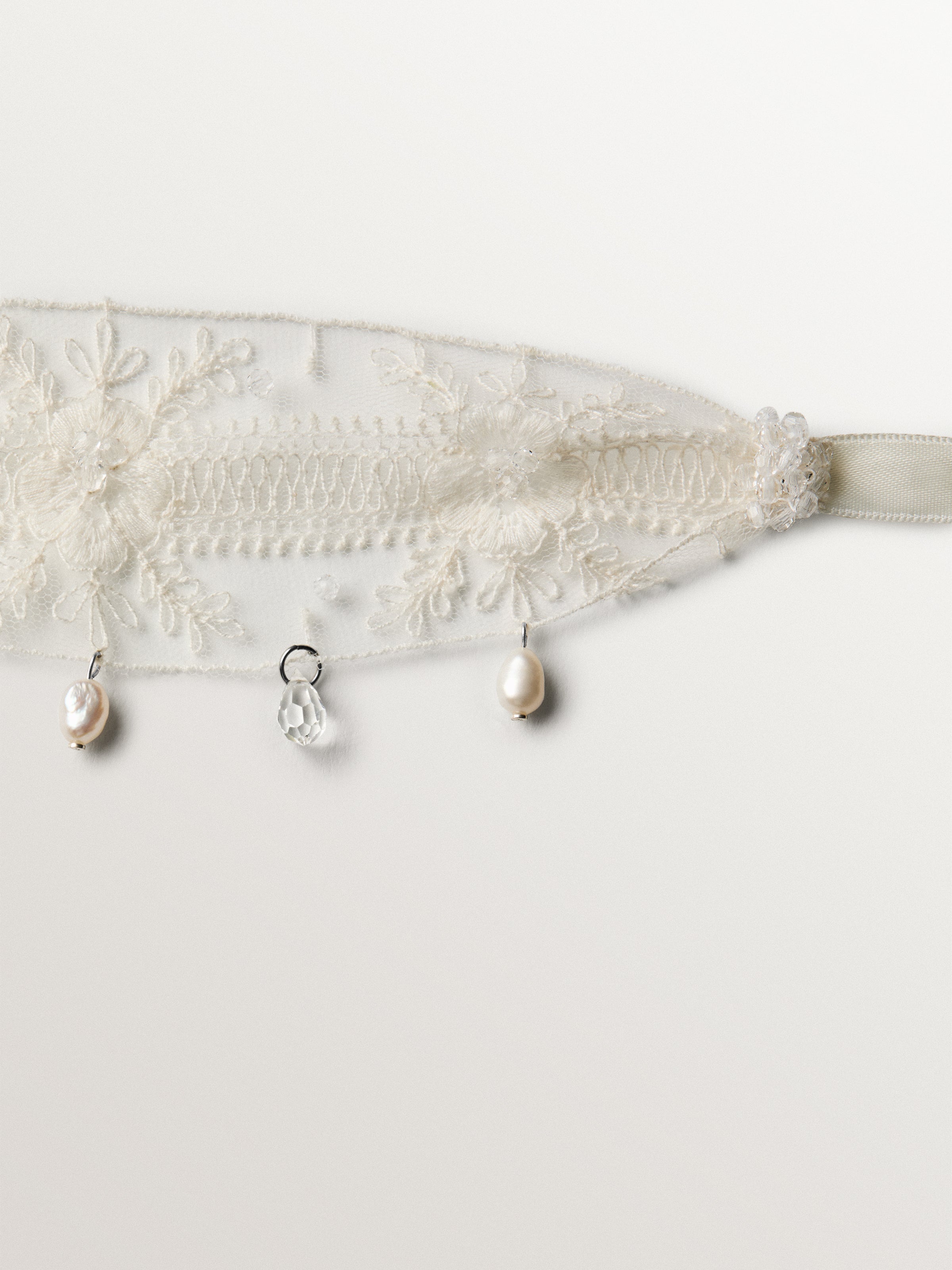 Choker de encaje con perlas y cristales
