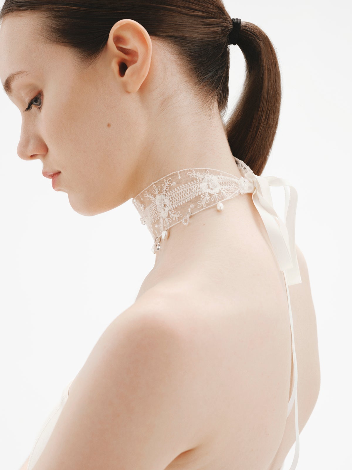 Choker de encaje con perlas y cristales