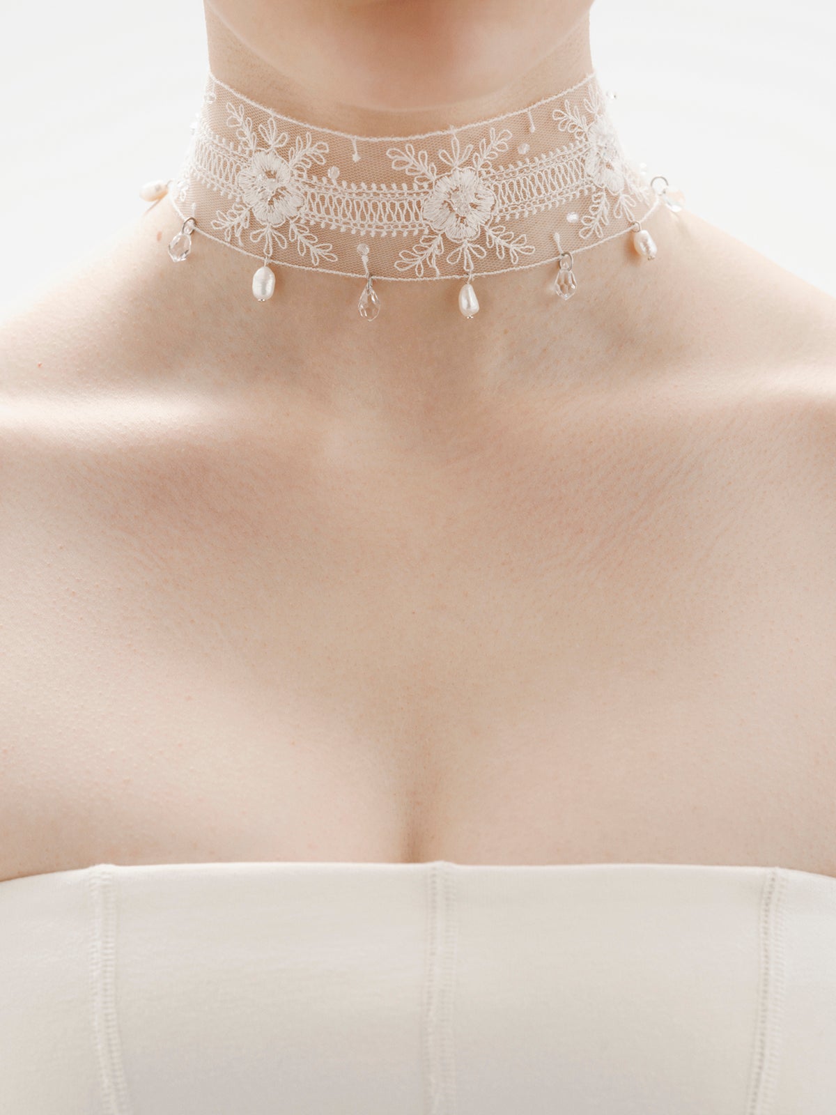 Choker de encaje con perlas y cristales