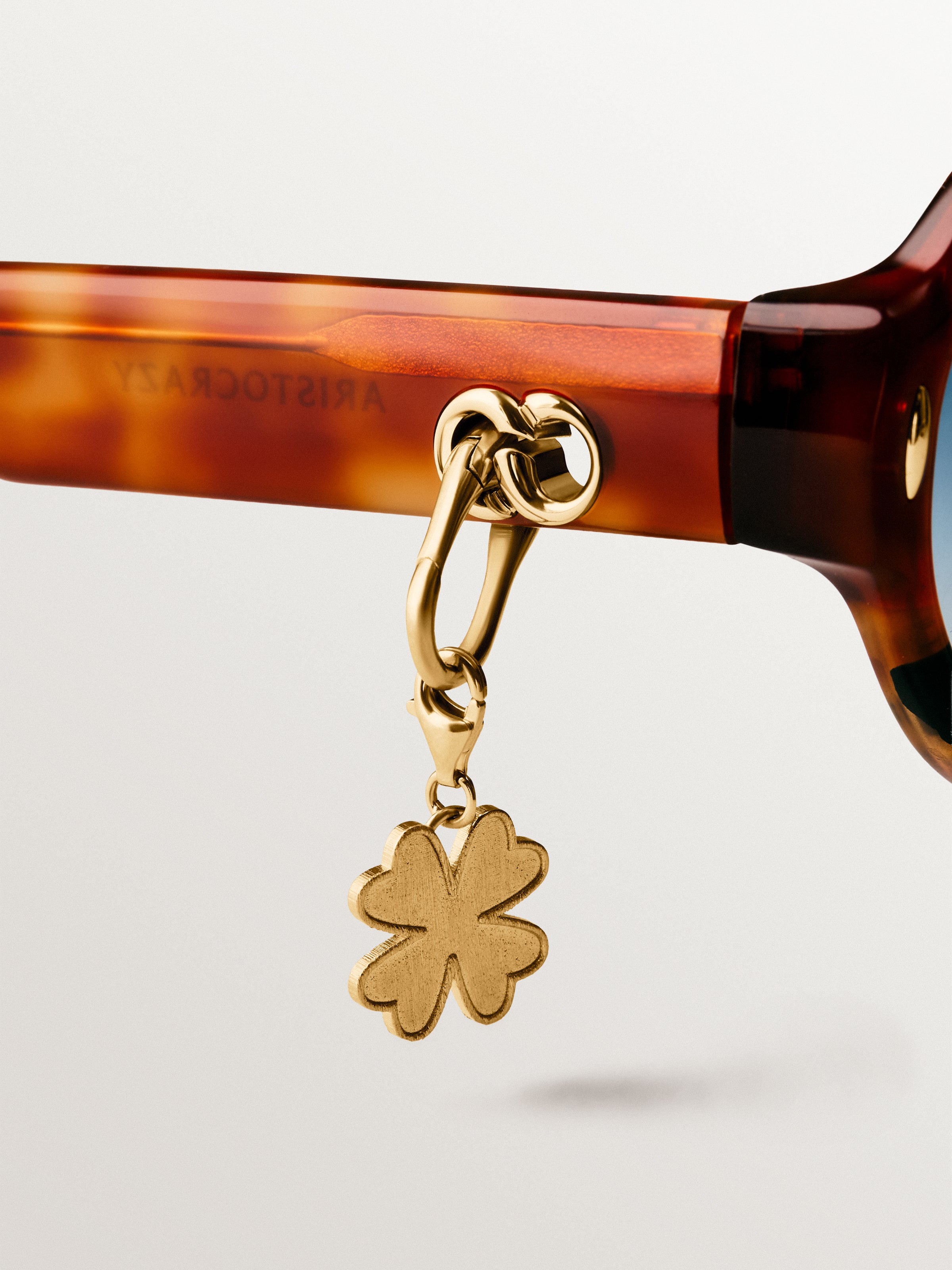 Cuelga charm bañado en oro amarillo