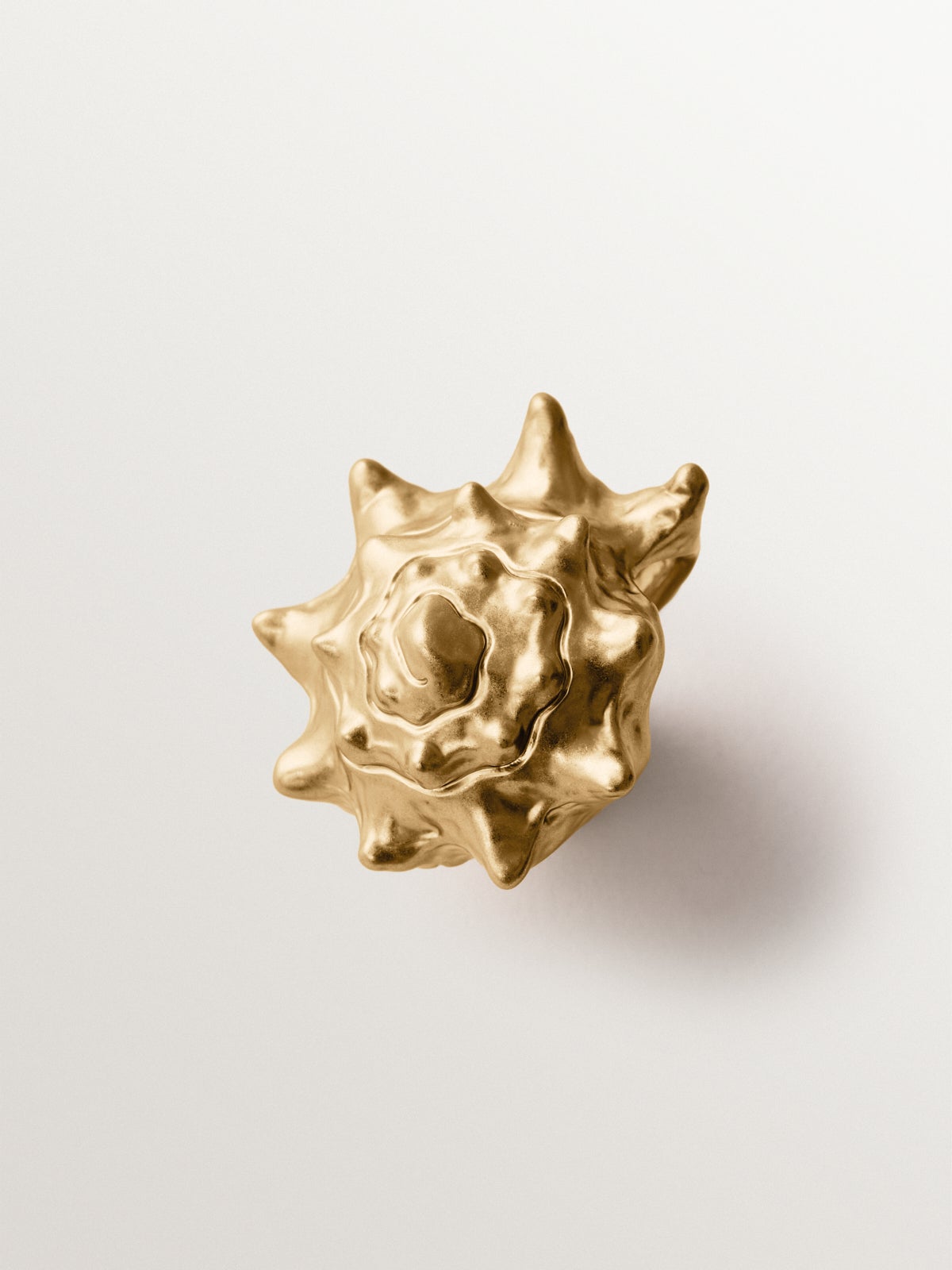 Anillo bañado en oro amarillo con forma de concha