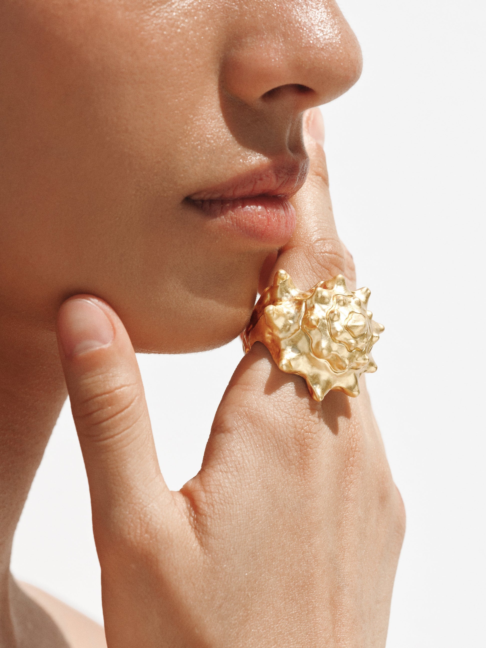 Anillo bañado en oro amarillo con forma de concha