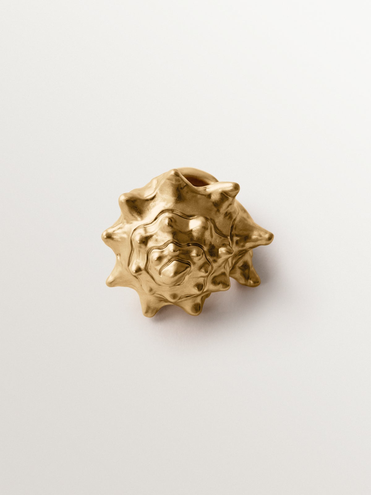 Anillo bañado en oro amarillo con forma de concha