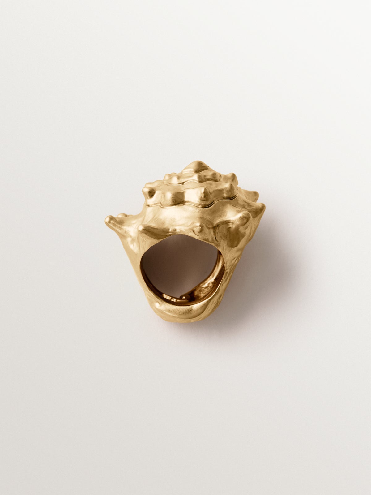 Anillo bañado en oro amarillo con forma de concha