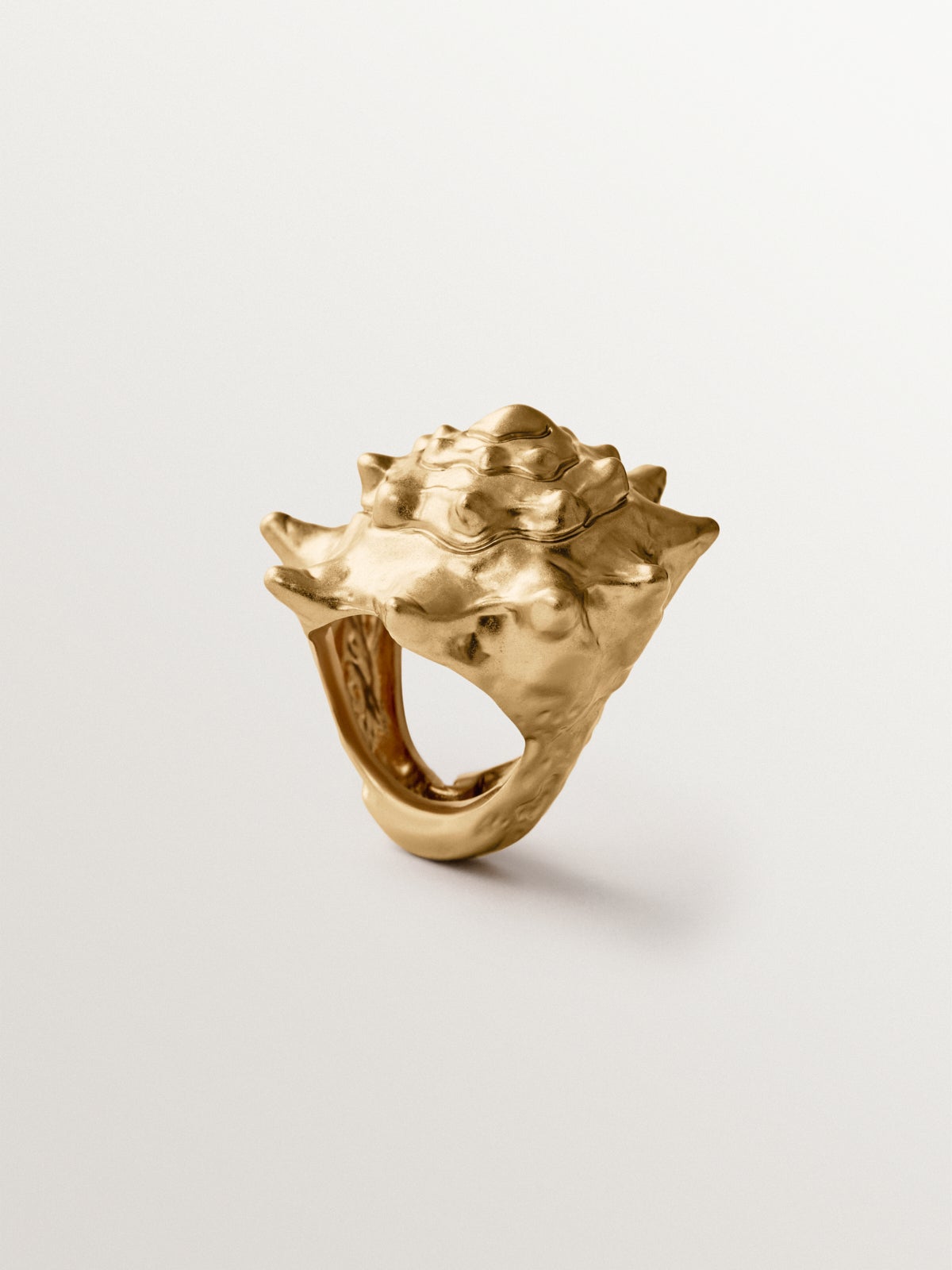 Anillo bañado en oro amarillo con forma de concha