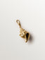 Charm bañado en oro amarillo con cristales y forma de concha