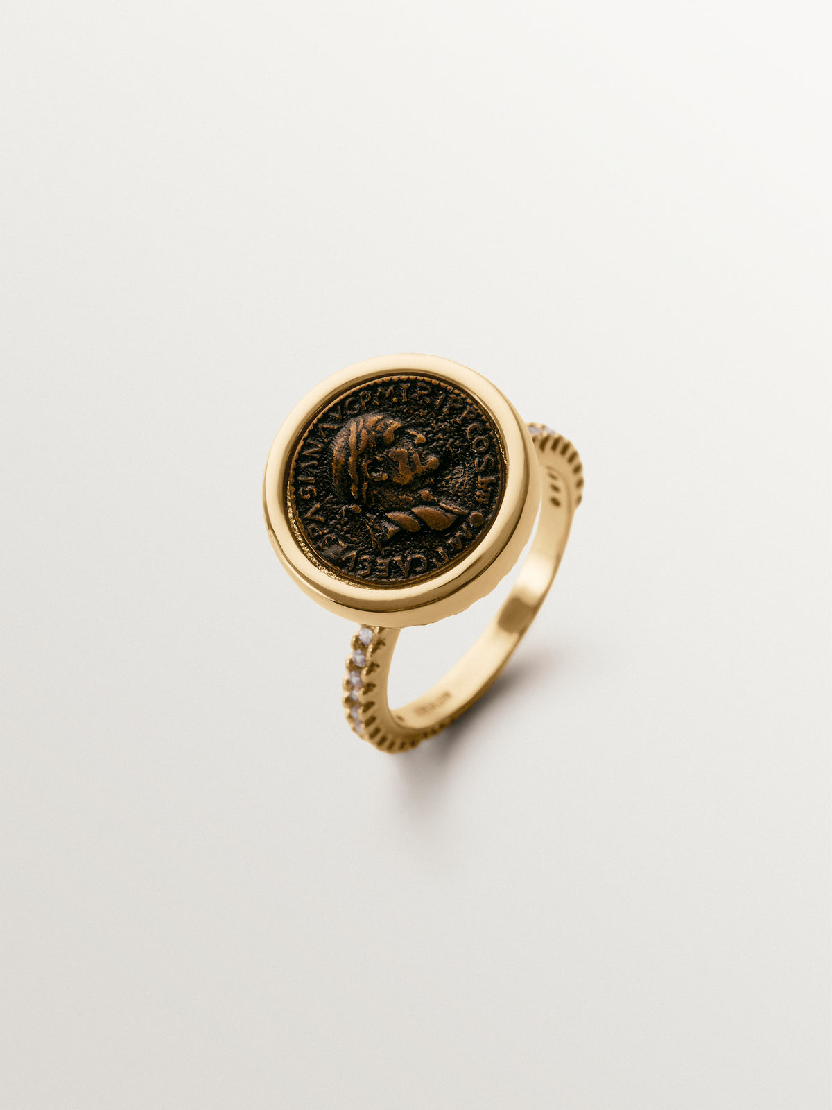 Anillo bañado en oro amarillo de 18K con moneda